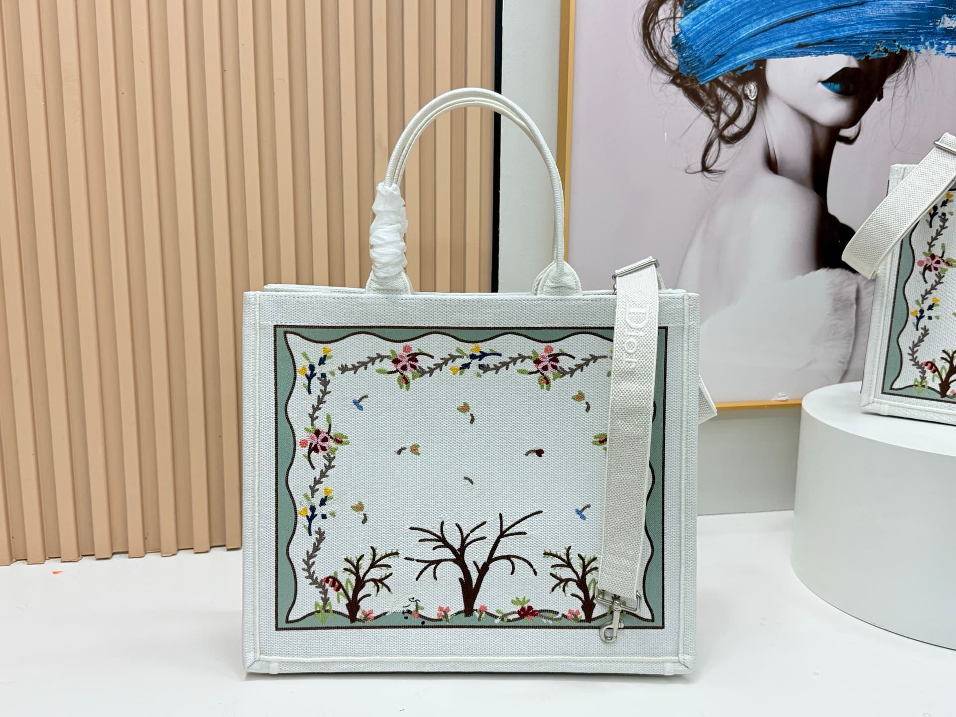 C1918 Details of Diore JWA’s new bags in the first season! The classic bags now have a modern touch. — image 4