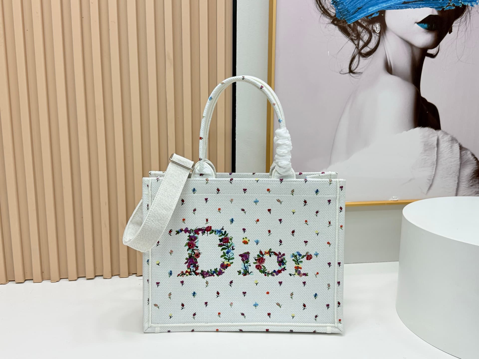 C1914 Details of Diore JWA’s new bags in the first season! The classic bags now have a modern twist. — image 1
