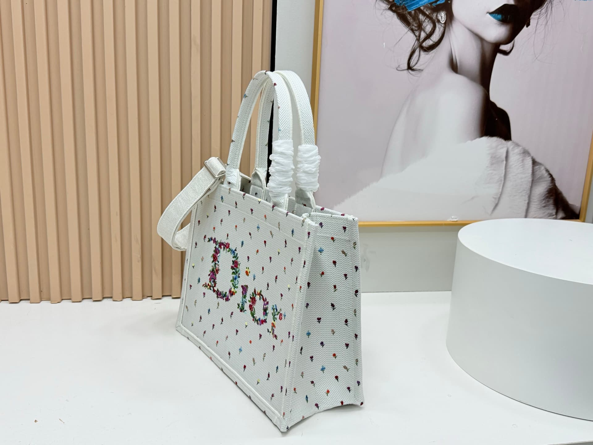 C1914 Details of Diore JWA’s new bags in the first season! The classic bags now have a modern twist. — image 3