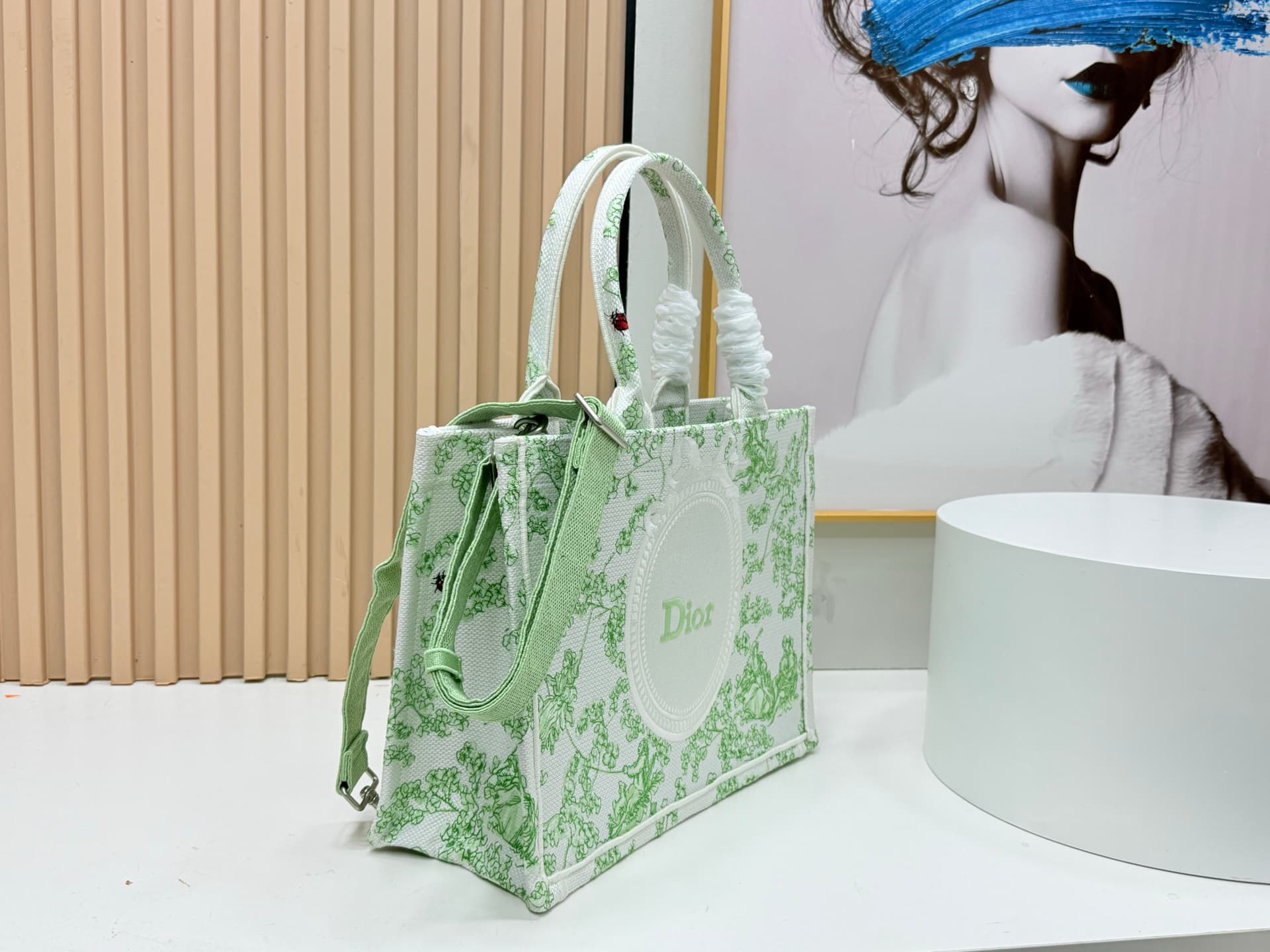 C1910 Details of Diore JWA’s new bags in the first season! The classic bags now have a modern touch. — image 2