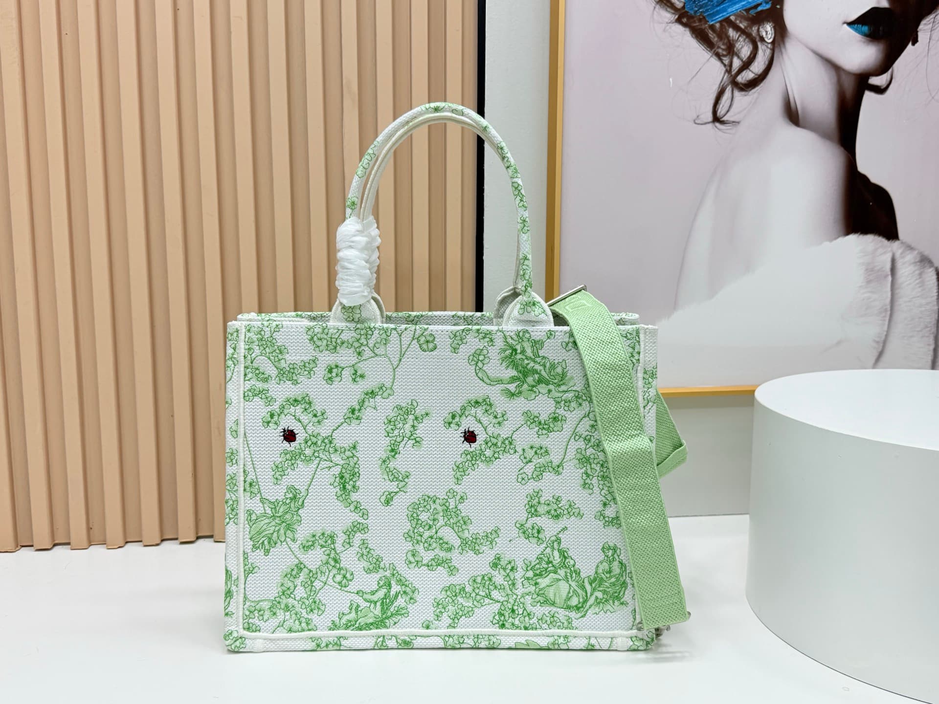 C1910 Details of Diore JWA’s new bags in the first season! The classic bags now have a modern touch. — image 4