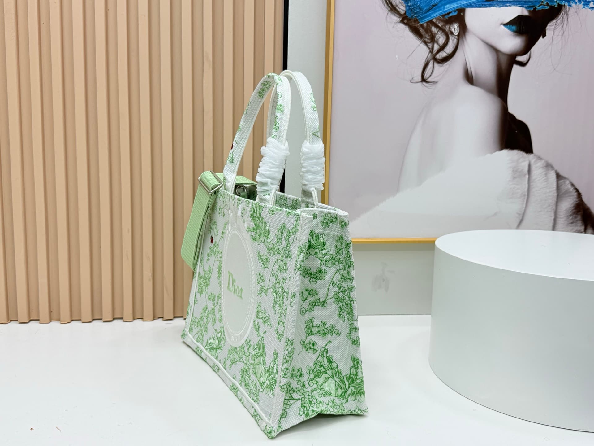 C1910 Details of Diore JWA’s new bags in the first season! The classic bags now have a modern touch. — image 3