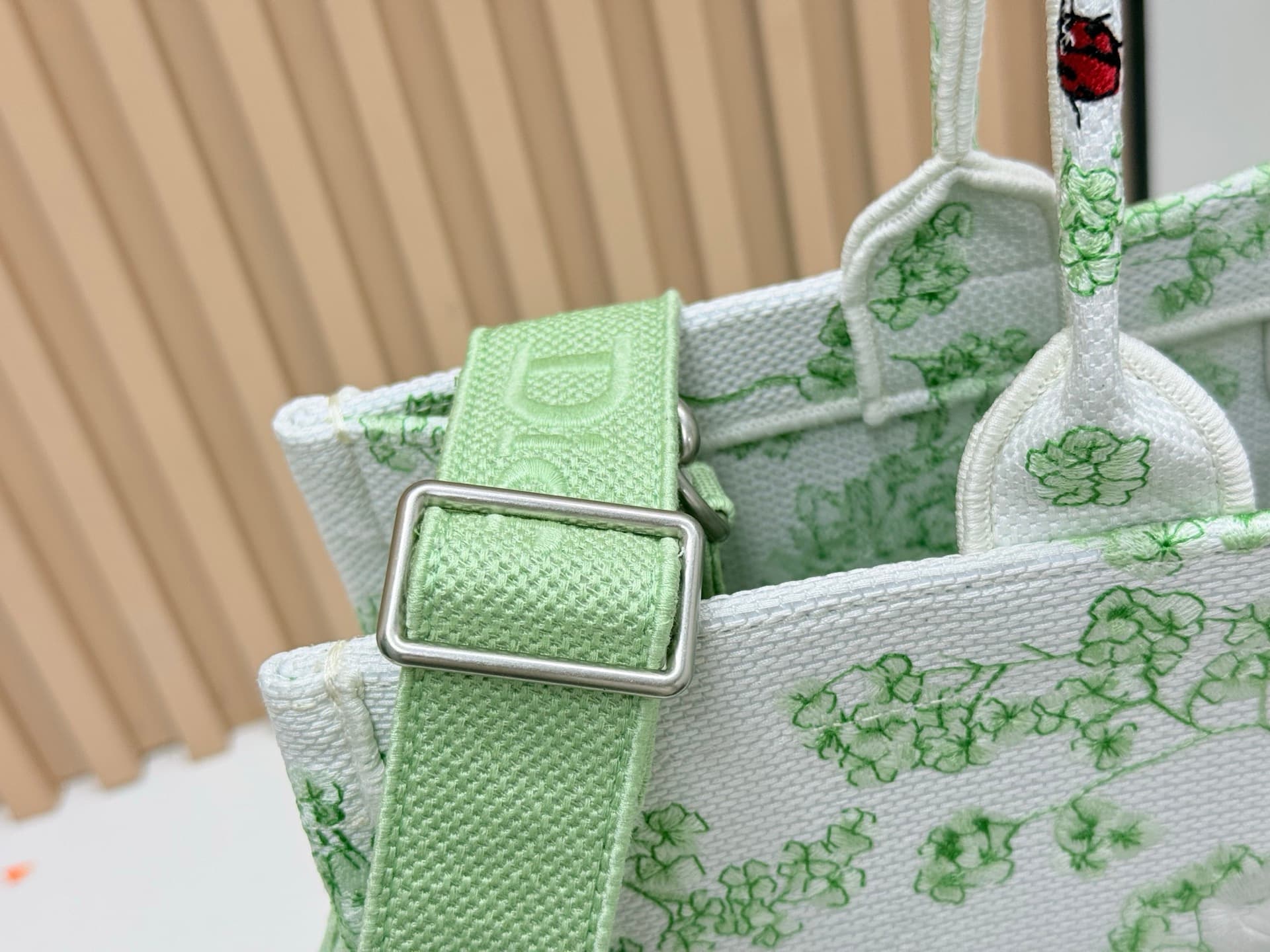 C1908 Details of Diore JWA’s new bags in the first season! The classic bags now have a modern touch. — image 5