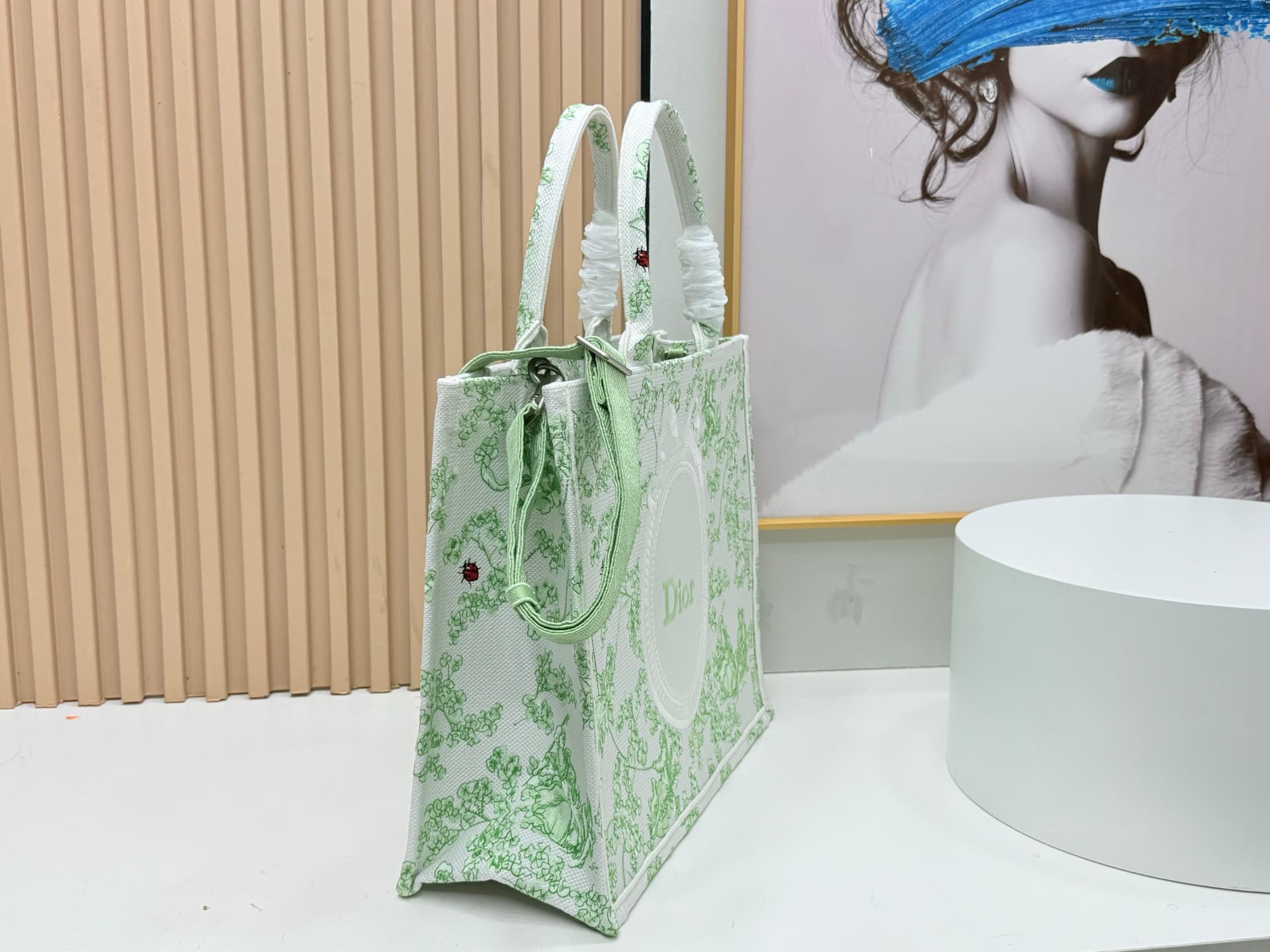 C1908 Details of Diore JWA’s new bags in the first season! The classic bags now have a modern touch. — image 2