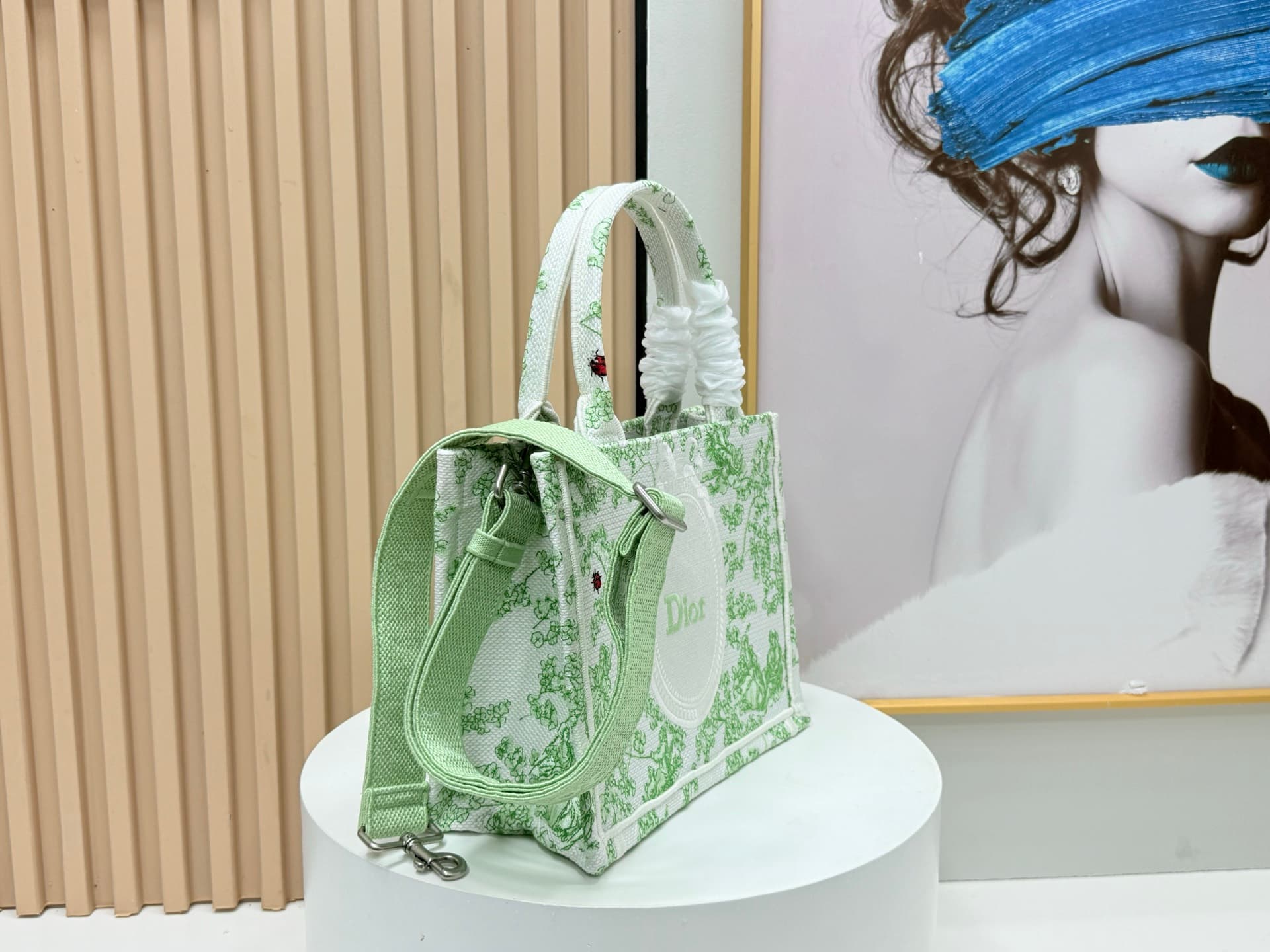 C1906 Details of Diô JWA’s new bags in the first season! The classic bags now have a modern touch. — image 2
