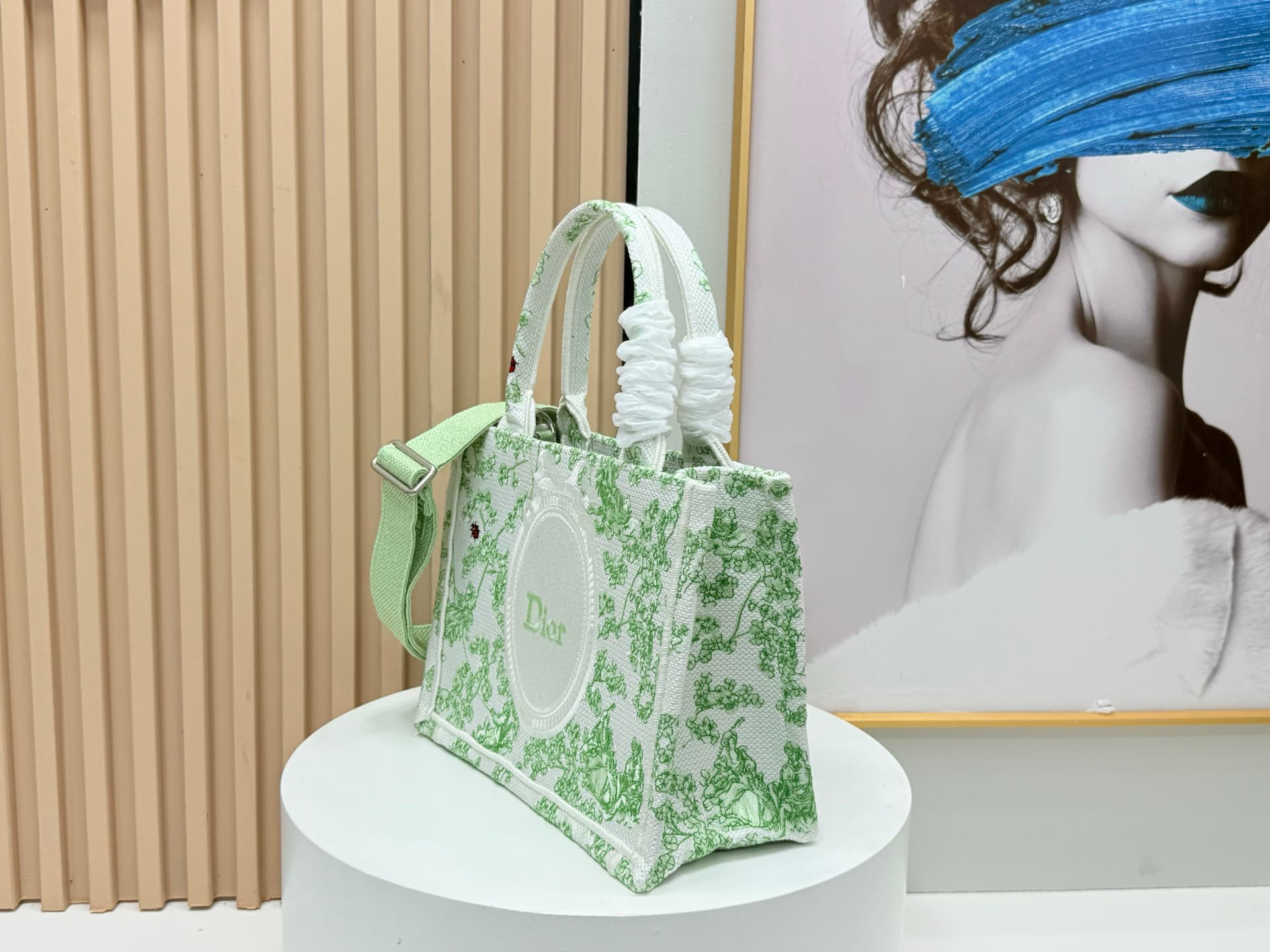 C1906 Details of Diô JWA’s new bags in the first season! The classic bags now have a modern touch. — image 3