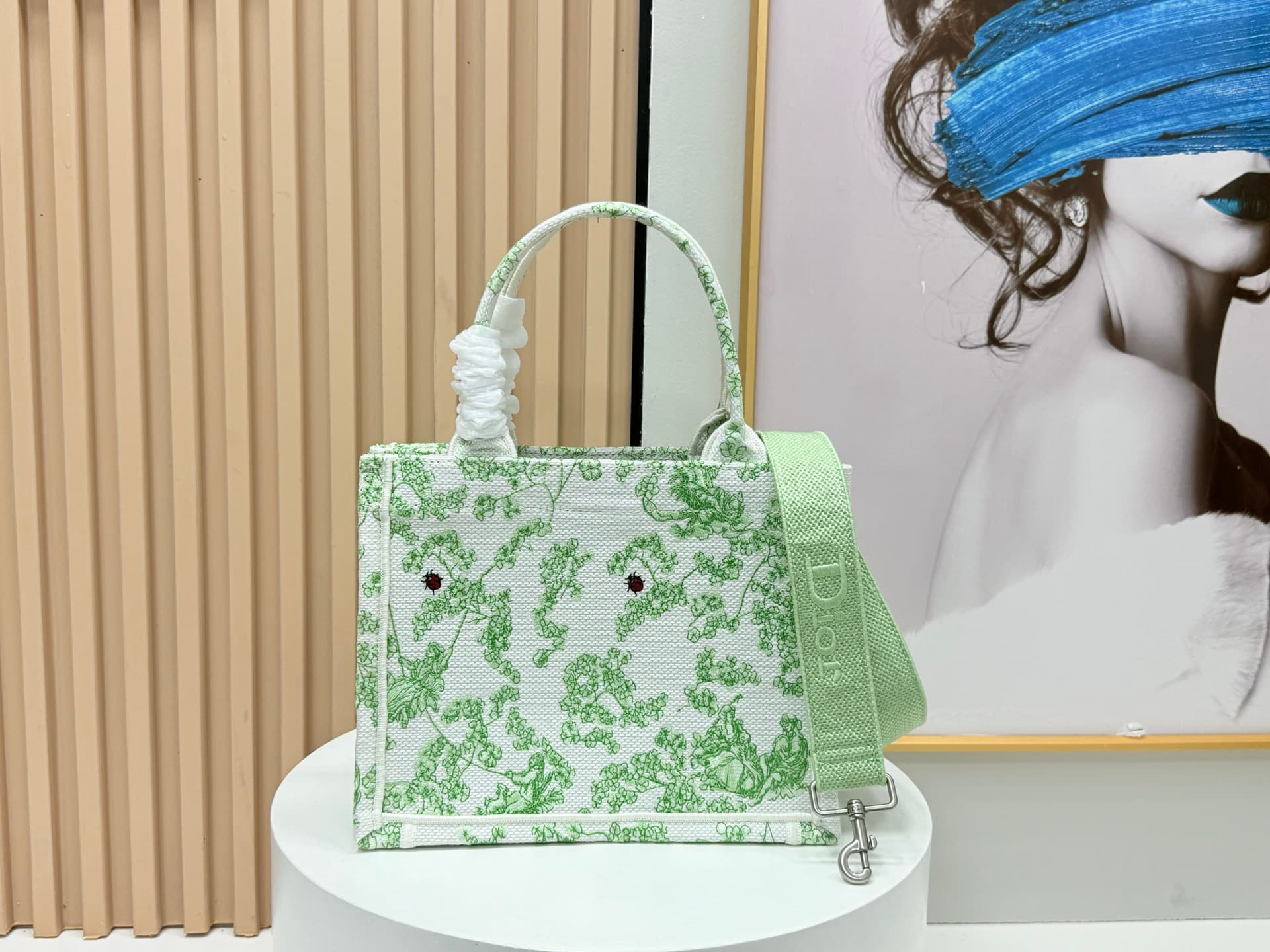 C1906 Details of Diô JWA’s new bags in the first season! The classic bags now have a modern touch. — image 4