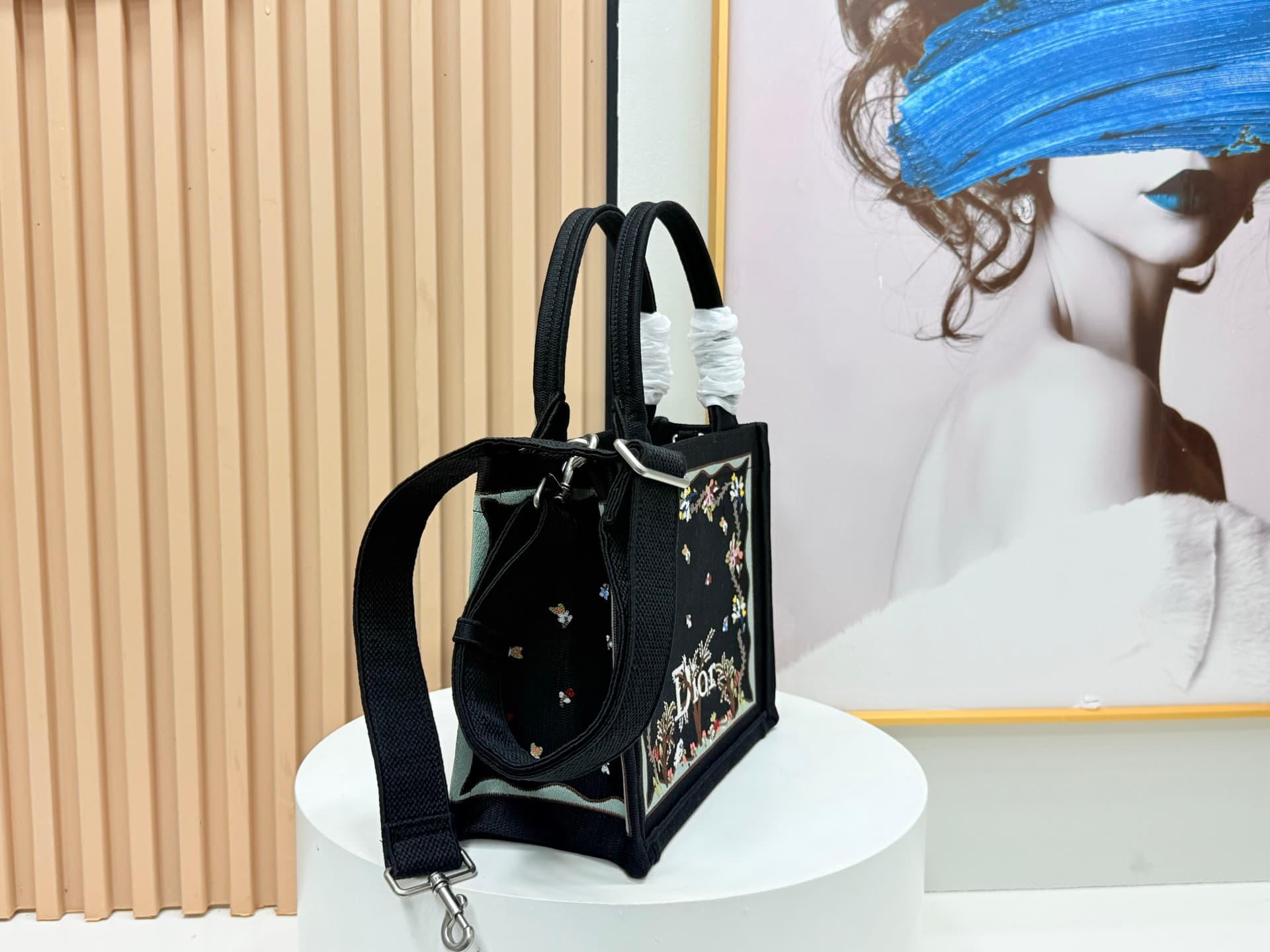 C1904 Details of Diore JWA’s new bags in the first season! The classic bags now have a modern touch. — image 2