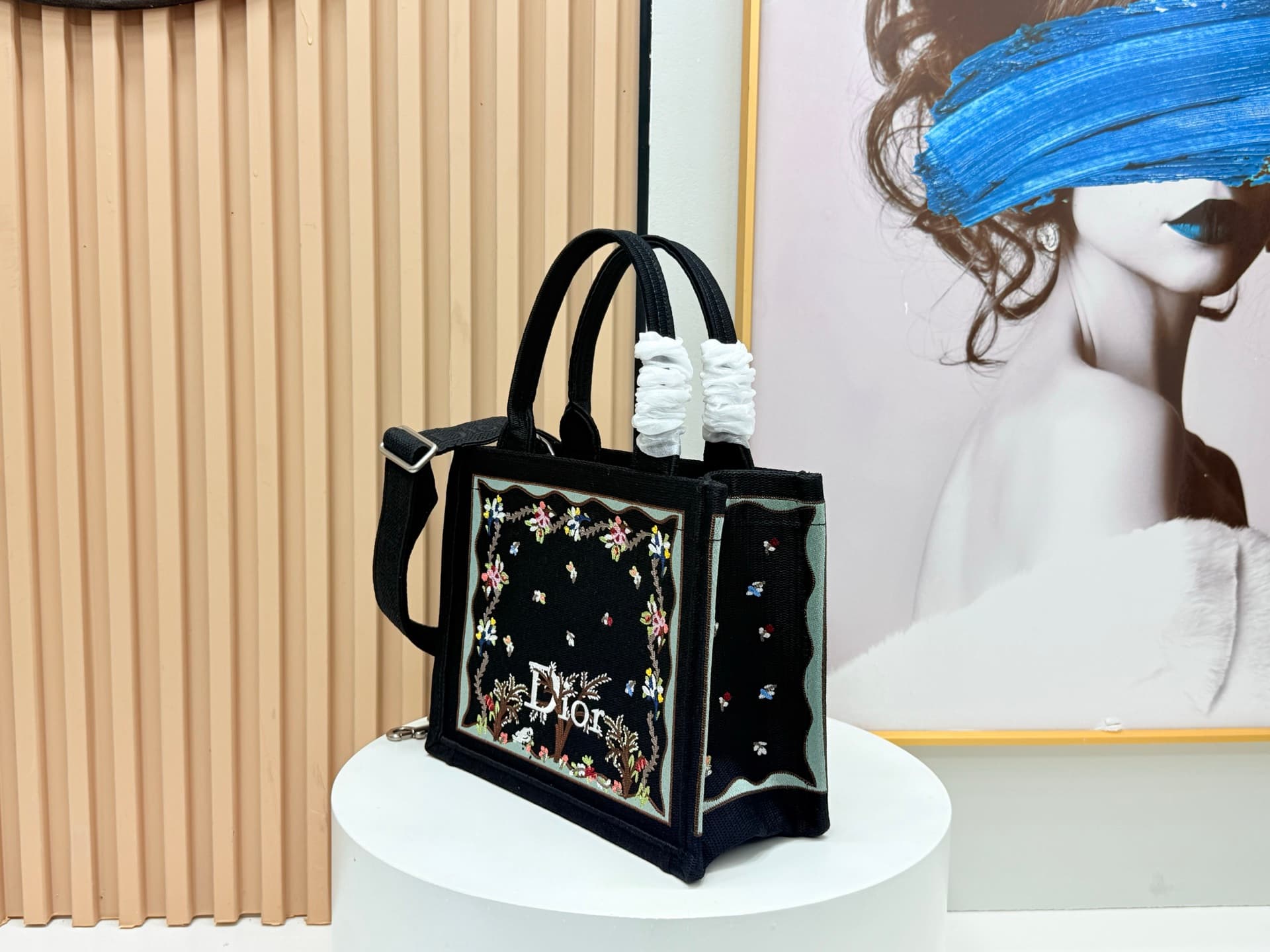C1904 Details of Diore JWA’s new bags in the first season! The classic bags now have a modern touch. — image 3