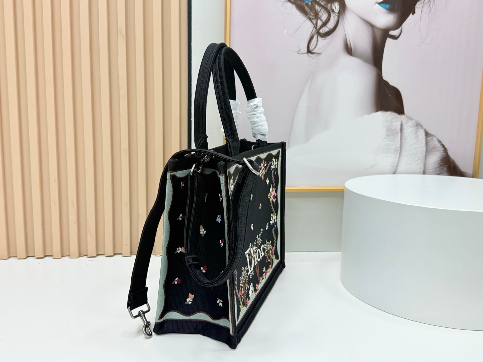 C1902 Details of Diore JWA’s new bags in the first season! The classic bags now have a modern touch. — image 2