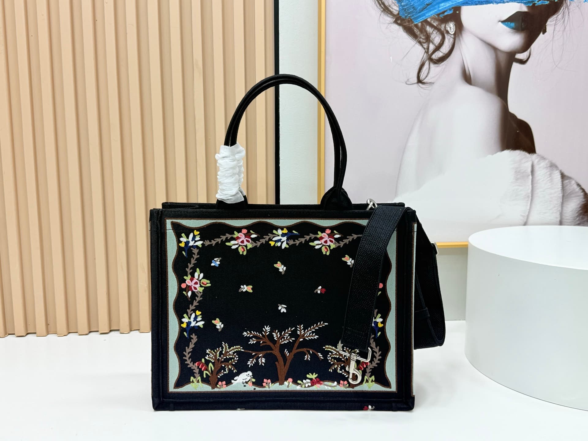 C1902 Details of Diore JWA’s new bags in the first season! The classic bags now have a modern touch. — image 4