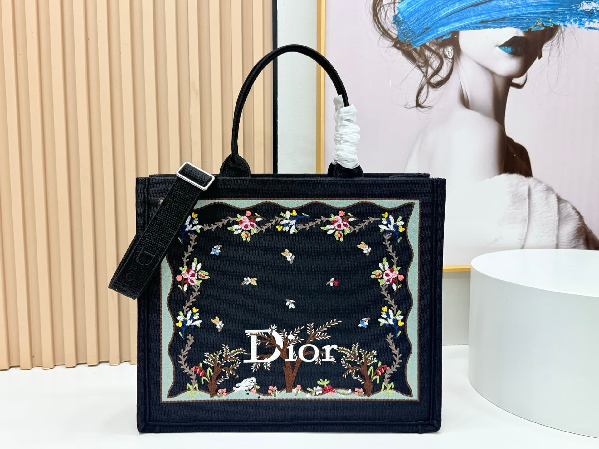 C1899 Details of Diore JWA’s new bags in the first season! The classic bags now have a modern twist. — image 1