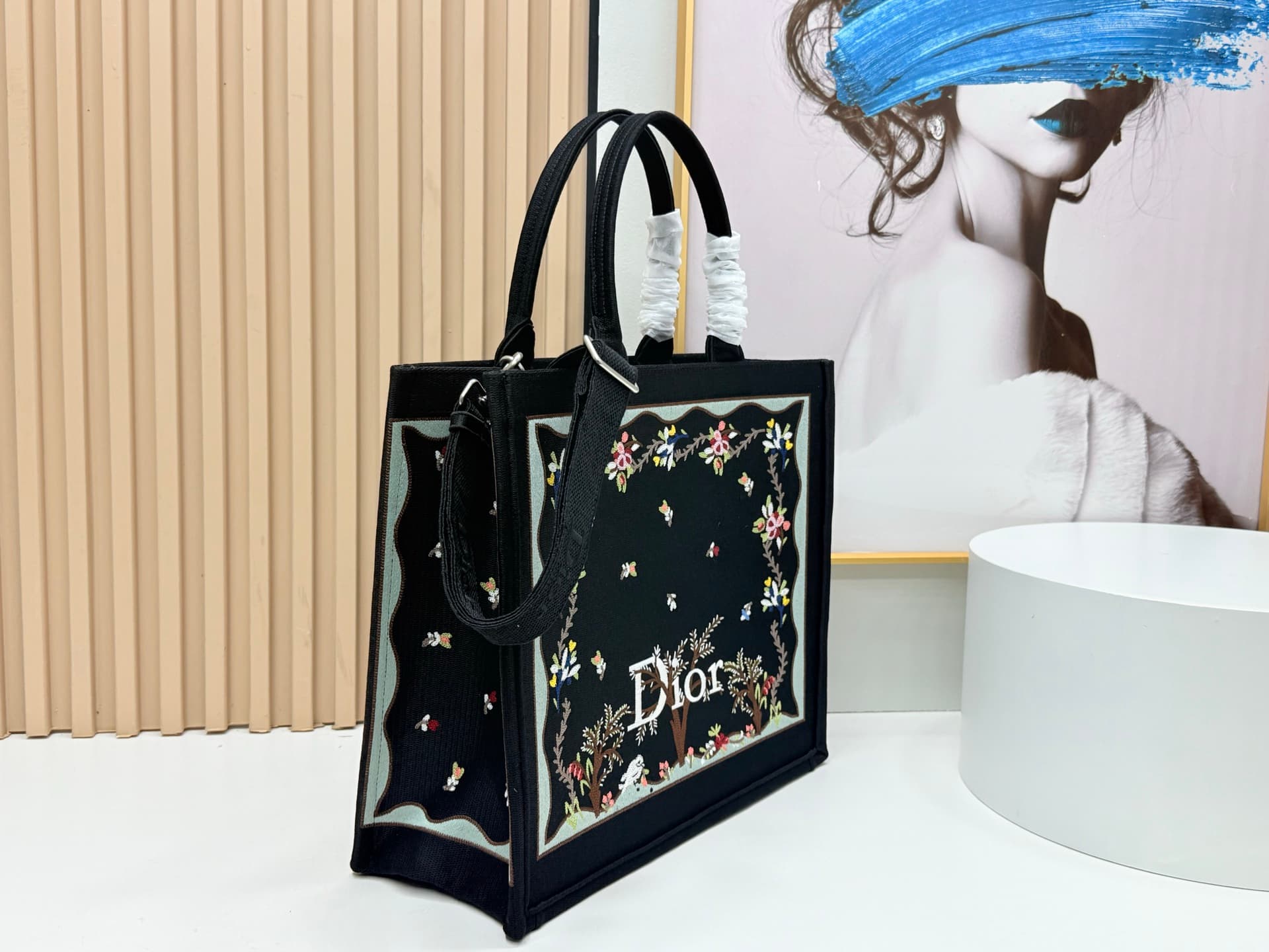 C1900 Details of Diore JWA’s new bags in the first season! The classic bags now have a modern feel. — image 2