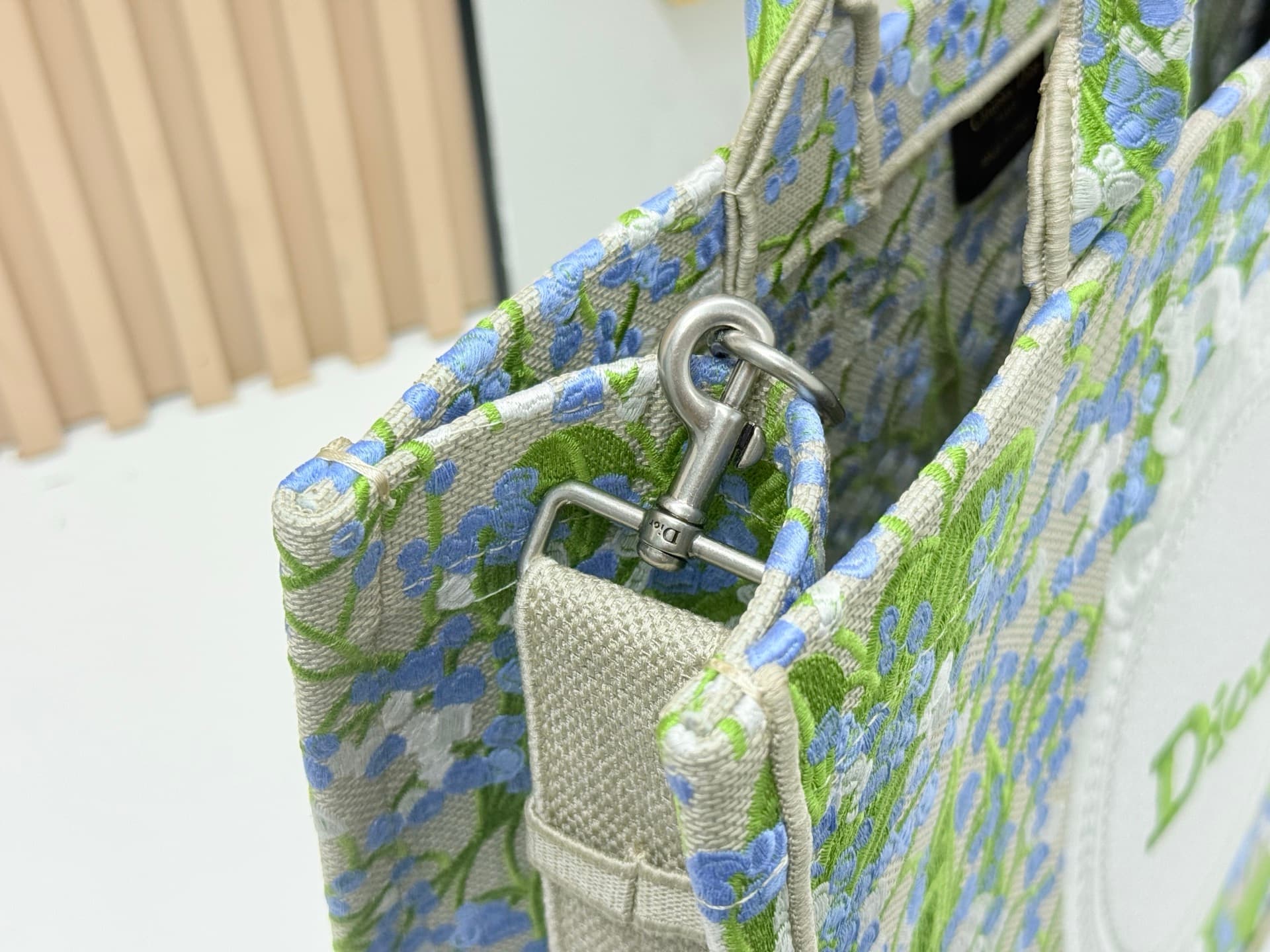 C2058 Details of Diô JWA’s new bags in the first season! The classic bags now have a modern twist. — image 5