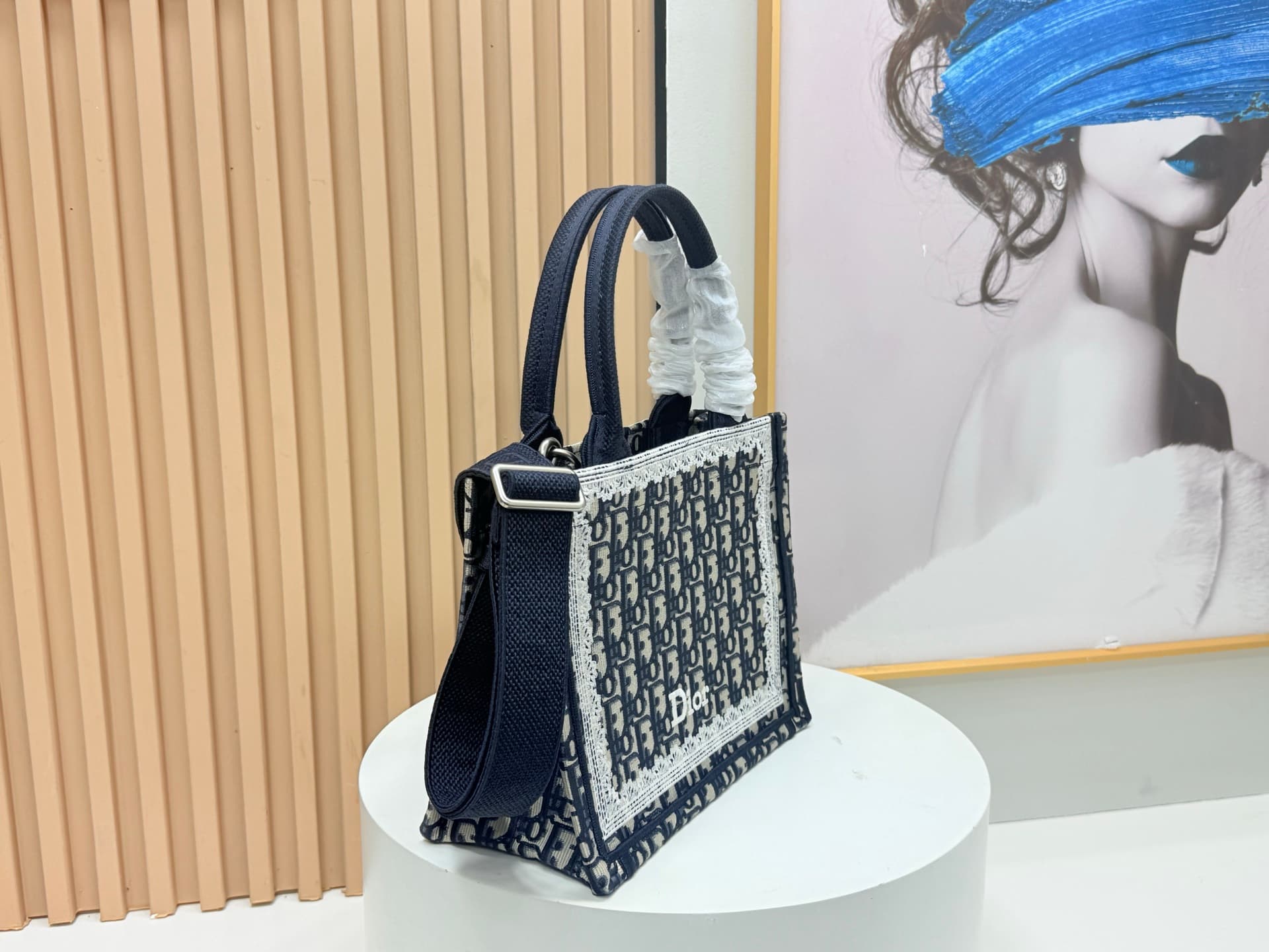 C2056 Details of Diore JWA’s new bags in the first season! The classic bags now have a modern feel. — image 2