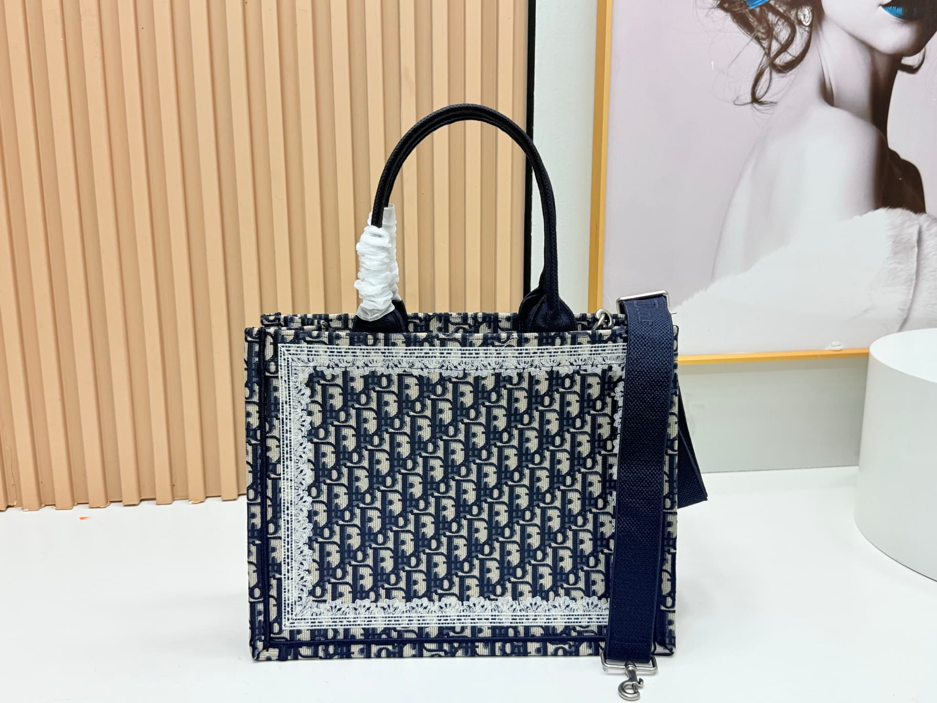 C2054 Details of Diò JWA’s new bags in the first season! The classic bags now have a modern touch. — image 4