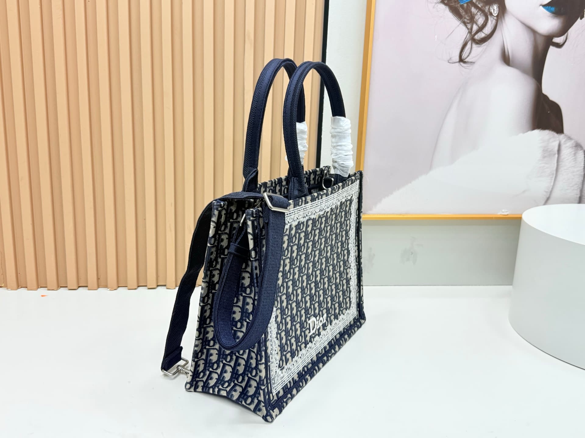 C2054 Details of Diò JWA’s new bags in the first season! The classic bags now have a modern touch. — image 2