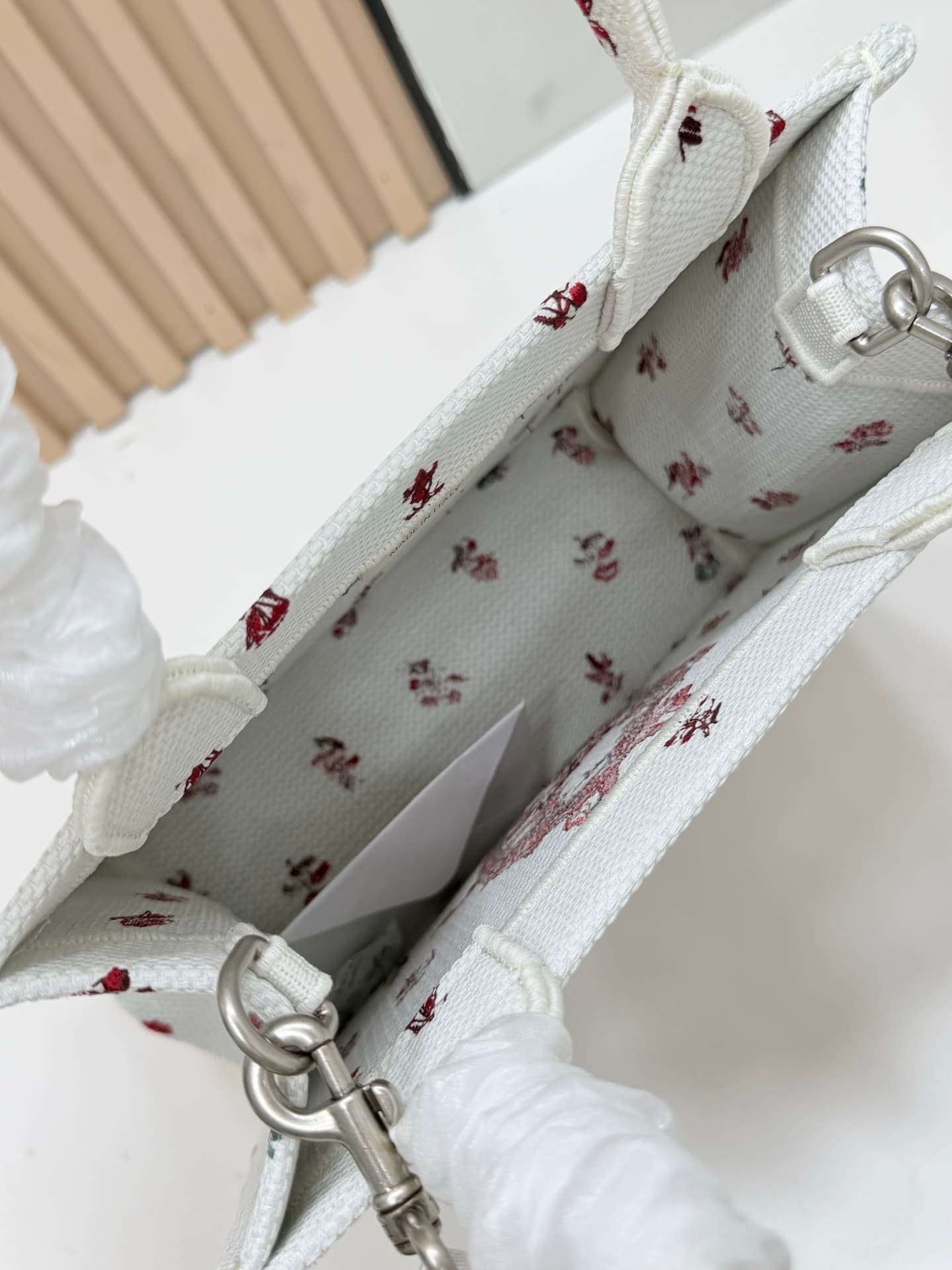 C2050 Details of Diore JWA’s new bags in the first season! The classic bags now have a modern feel. — image 8