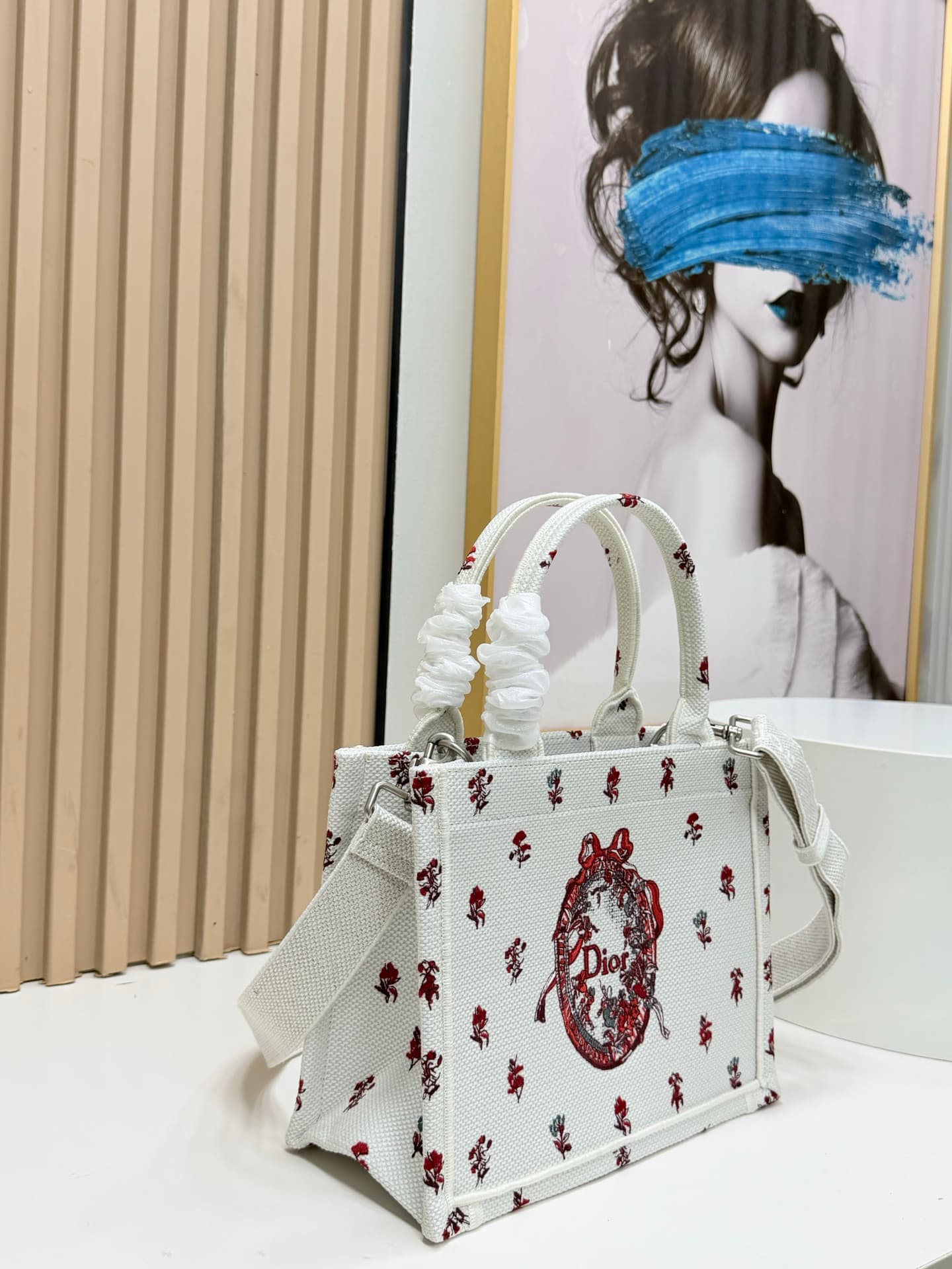 C2050 Details of Diore JWA’s new bags in the first season! The classic bags now have a modern feel. — image 2