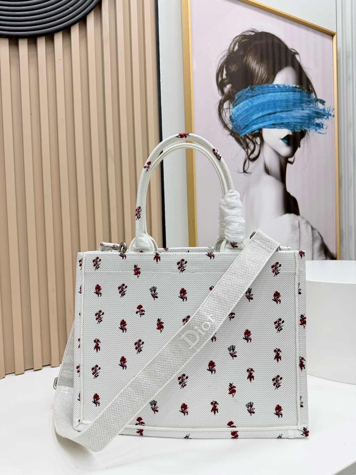 C2048 Details of Diô JWA’s new bags in the first season! The classic bags now have a modern touch. — image 6