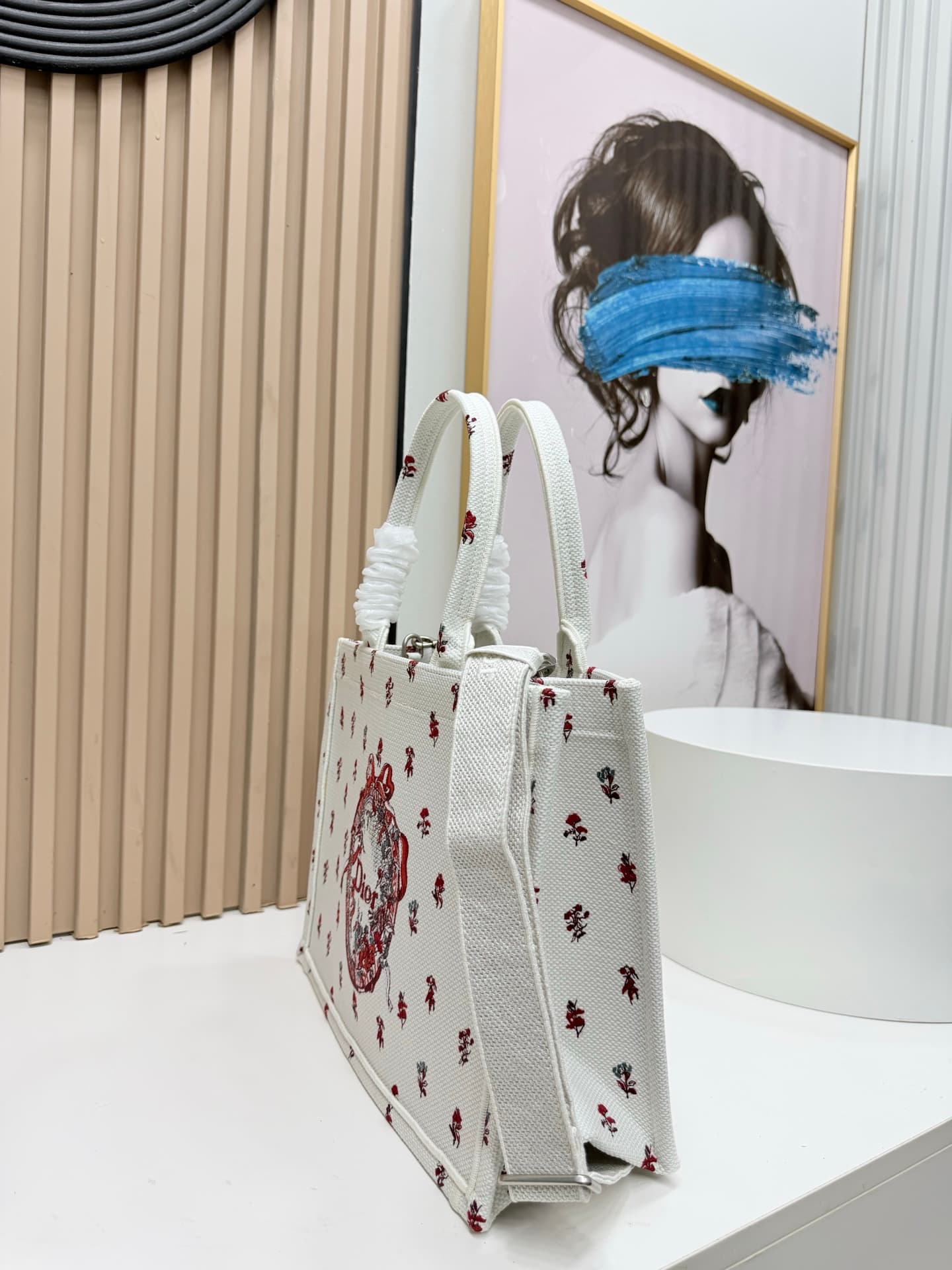 C2048 Details of Diô JWA’s new bags in the first season! The classic bags now have a modern touch. — image 3