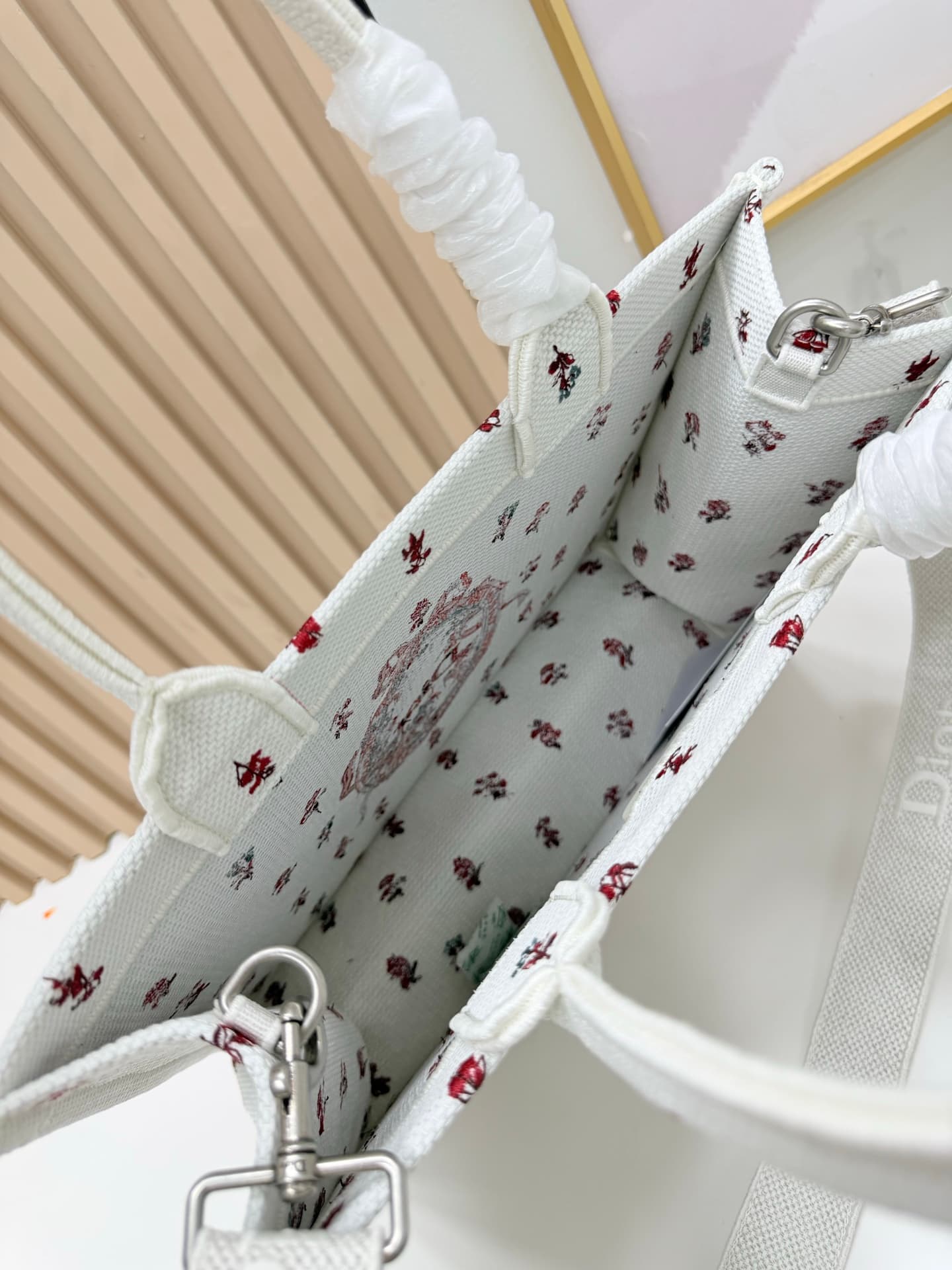 C2048 Details of Diô JWA’s new bags in the first season! The classic bags now have a modern touch. — image 8