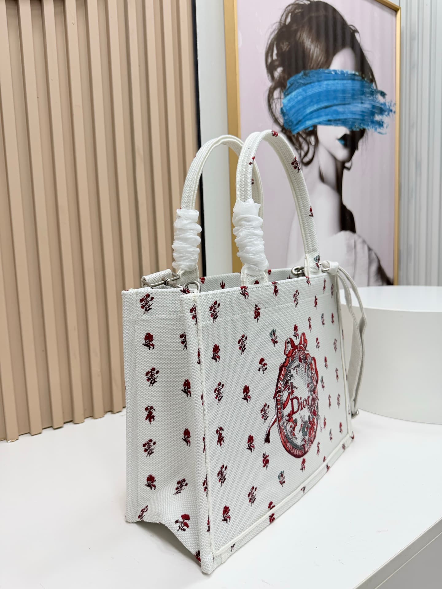 C2048 Details of Diô JWA’s new bags in the first season! The classic bags now have a modern touch. — image 2