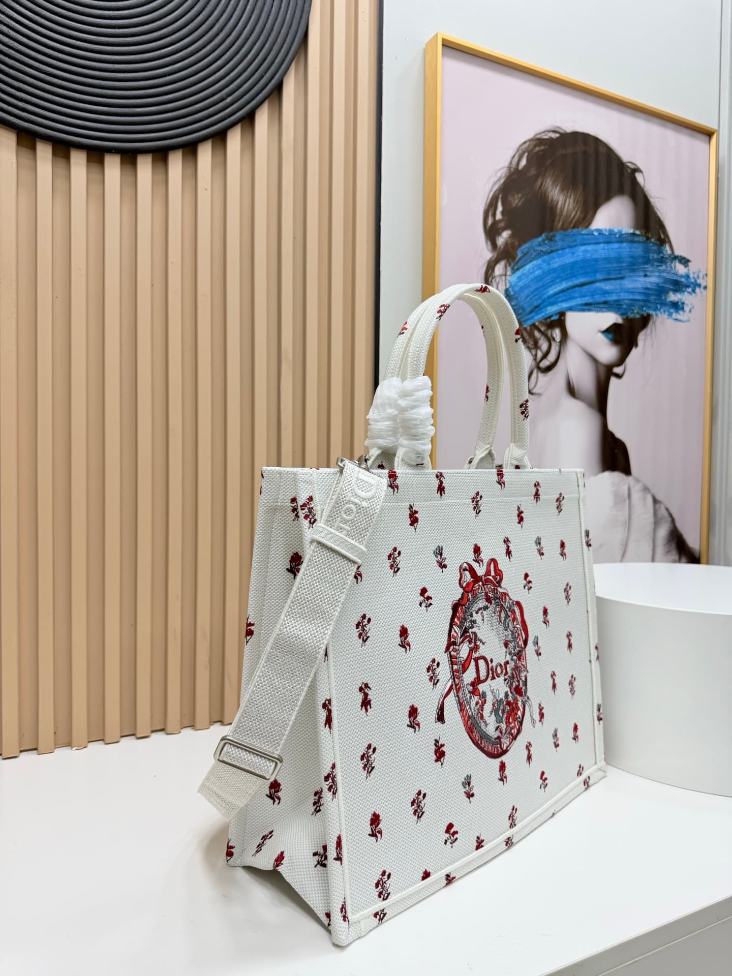 C2046 Details of Diò JWA’s new bags in the first season! The classic bags now have a modern touch. — image 2
