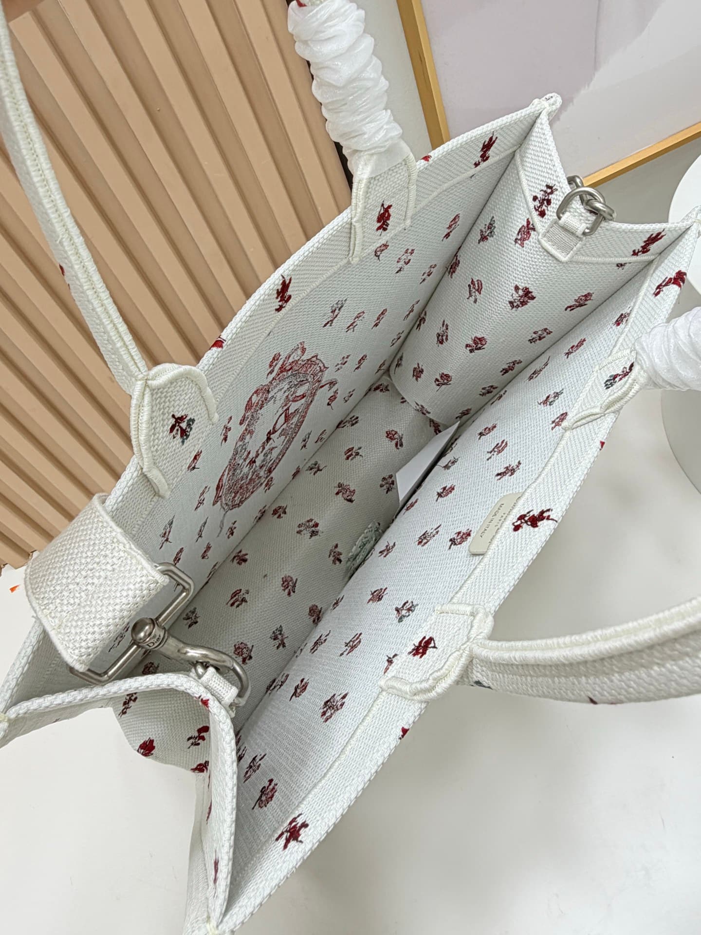 C2046 Details of Diò JWA’s new bags in the first season! The classic bags now have a modern touch. — image 8