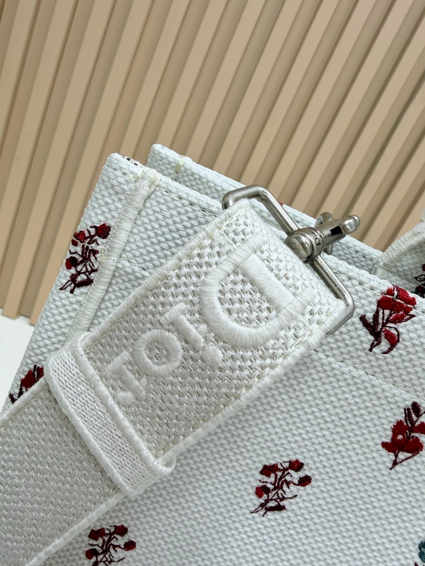 C2046 Details of Diò JWA’s new bags in the first season! The classic bags now have a modern touch. — image 5