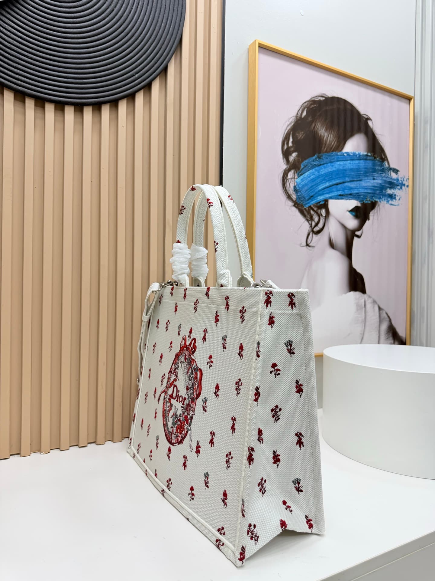C2046 Details of Diò JWA’s new bags in the first season! The classic bags now have a modern touch. — image 3