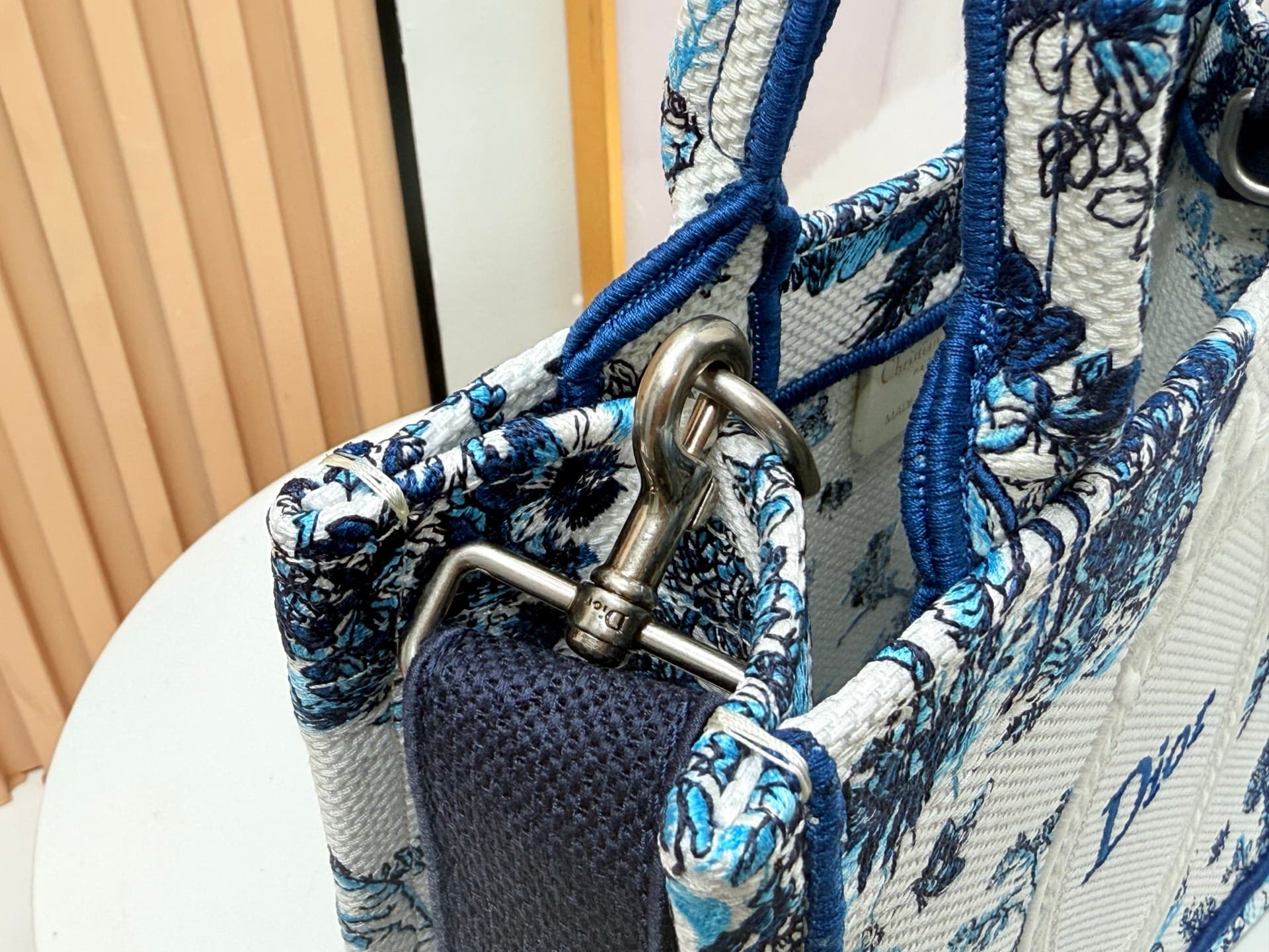 C2044 Details of Diore JWA’s new bags in the first season! The classic bags now have a modern touch. — image 6