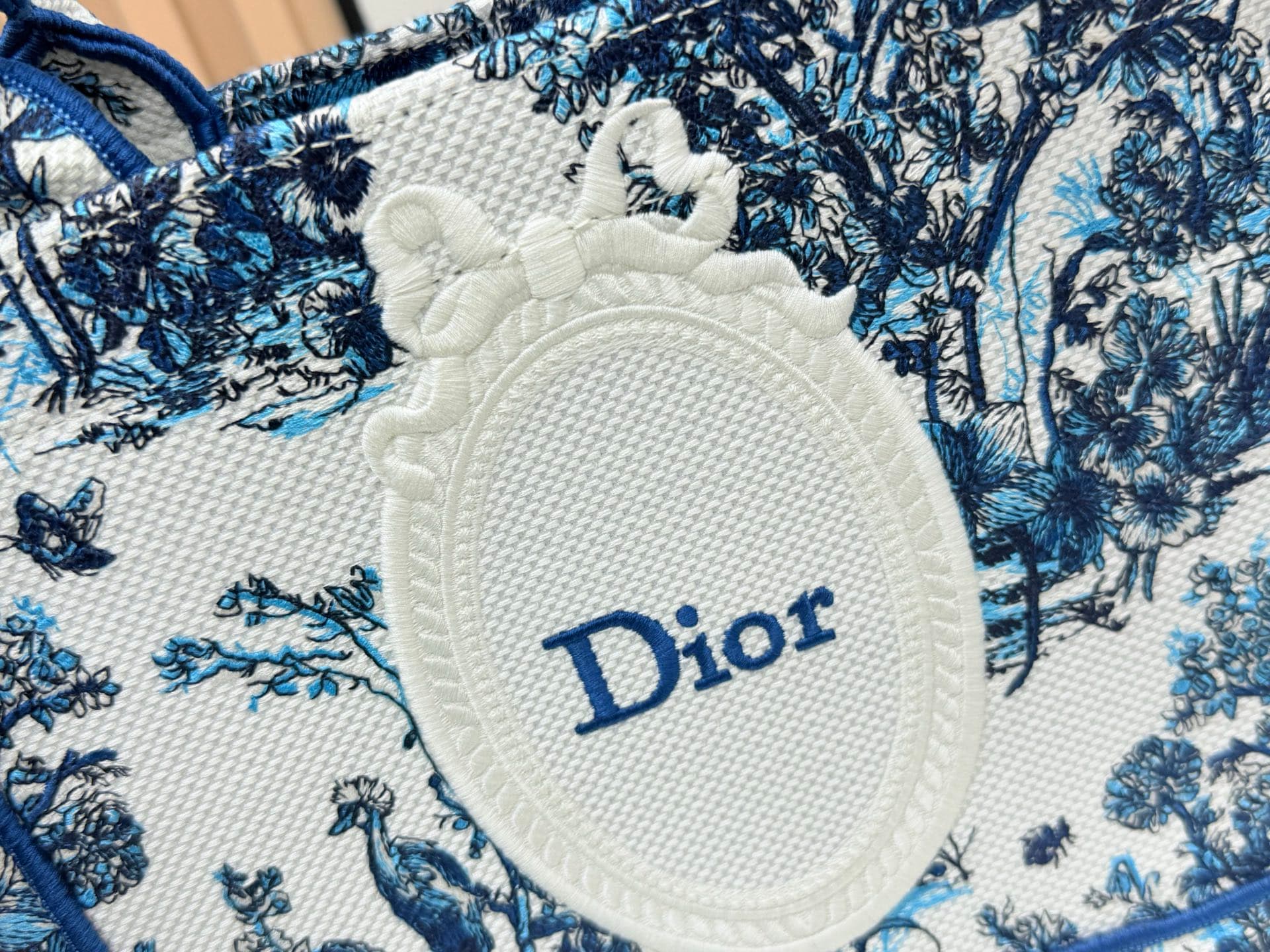 C2044 Details of Diore JWA’s new bags in the first season! The classic bags now have a modern touch. — image 7