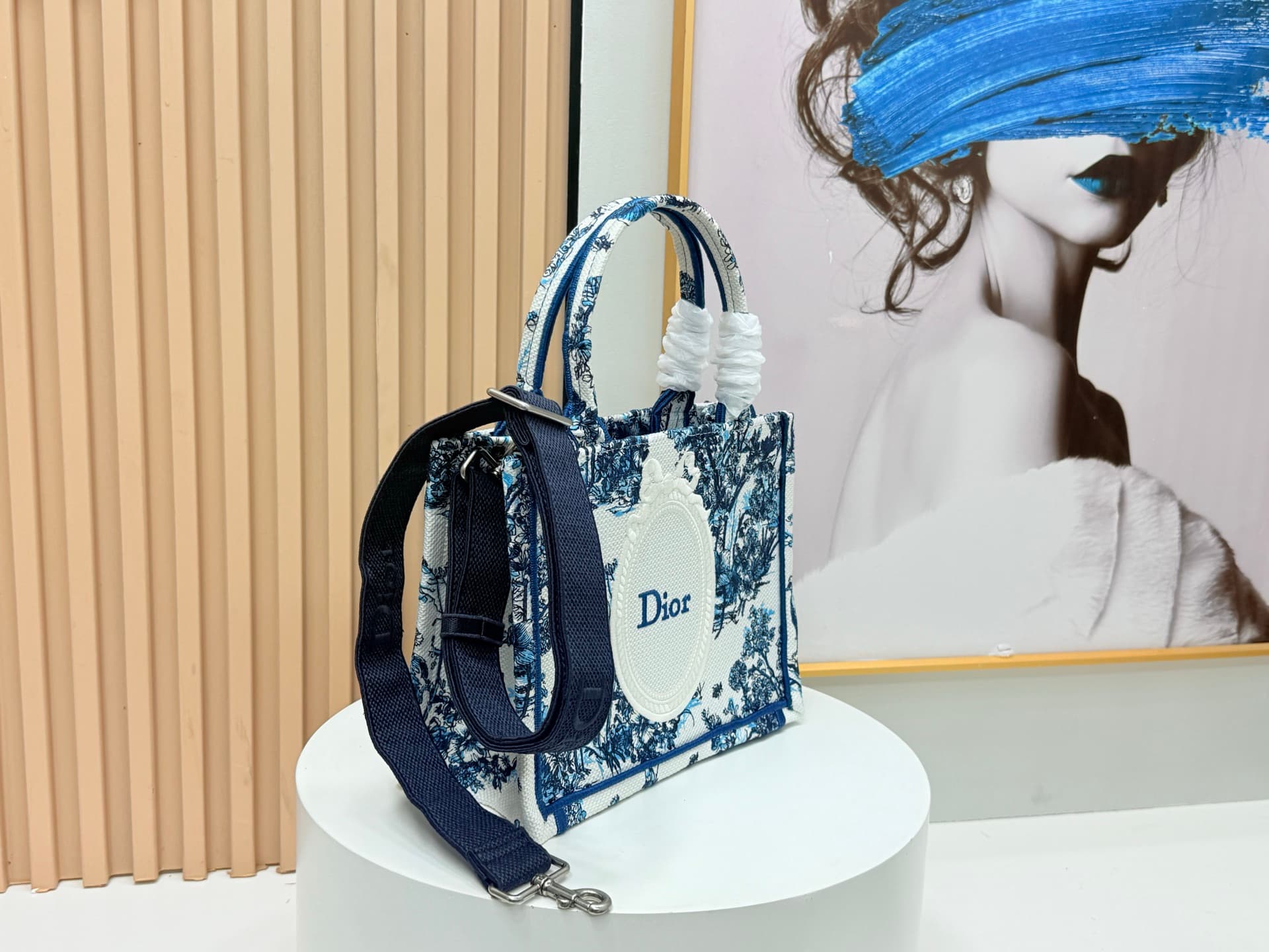 C2044 Details of Diore JWA’s new bags in the first season! The classic bags now have a modern touch. — image 2