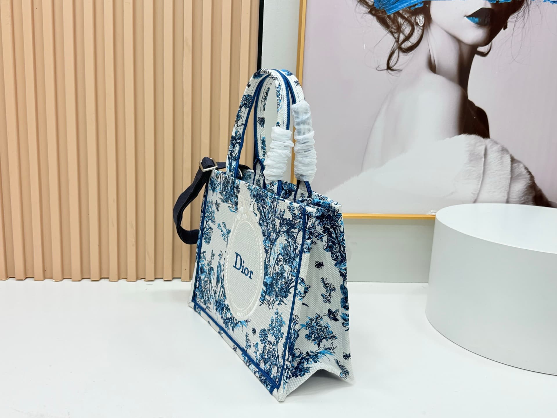 C2042 Details of Diore JWA’s new bags in the first season! The classic bags now have a modern touch. — image 3