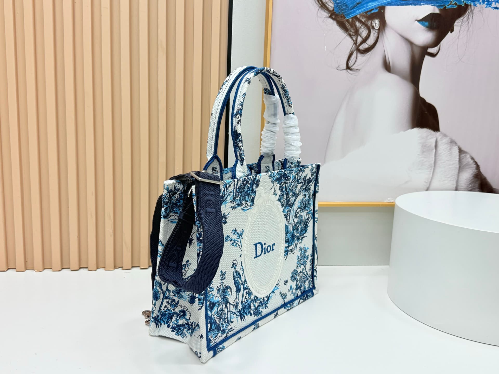 C2042 Details of Diore JWA’s new bags in the first season! The classic bags now have a modern touch. — image 2