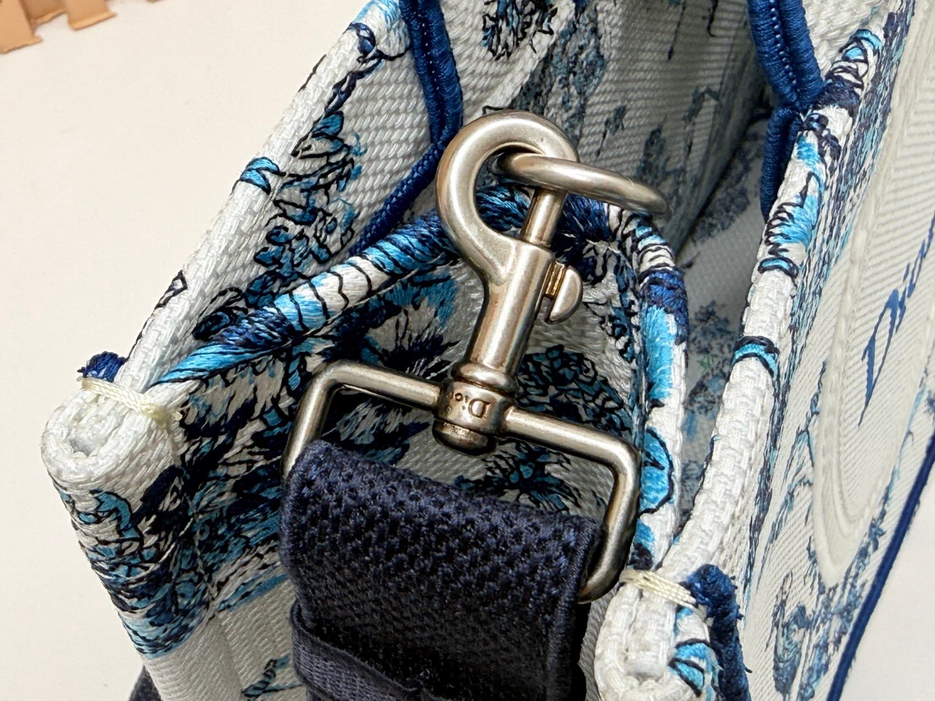 C2042 Details of Diore JWA’s new bags in the first season! The classic bags now have a modern touch. — image 7