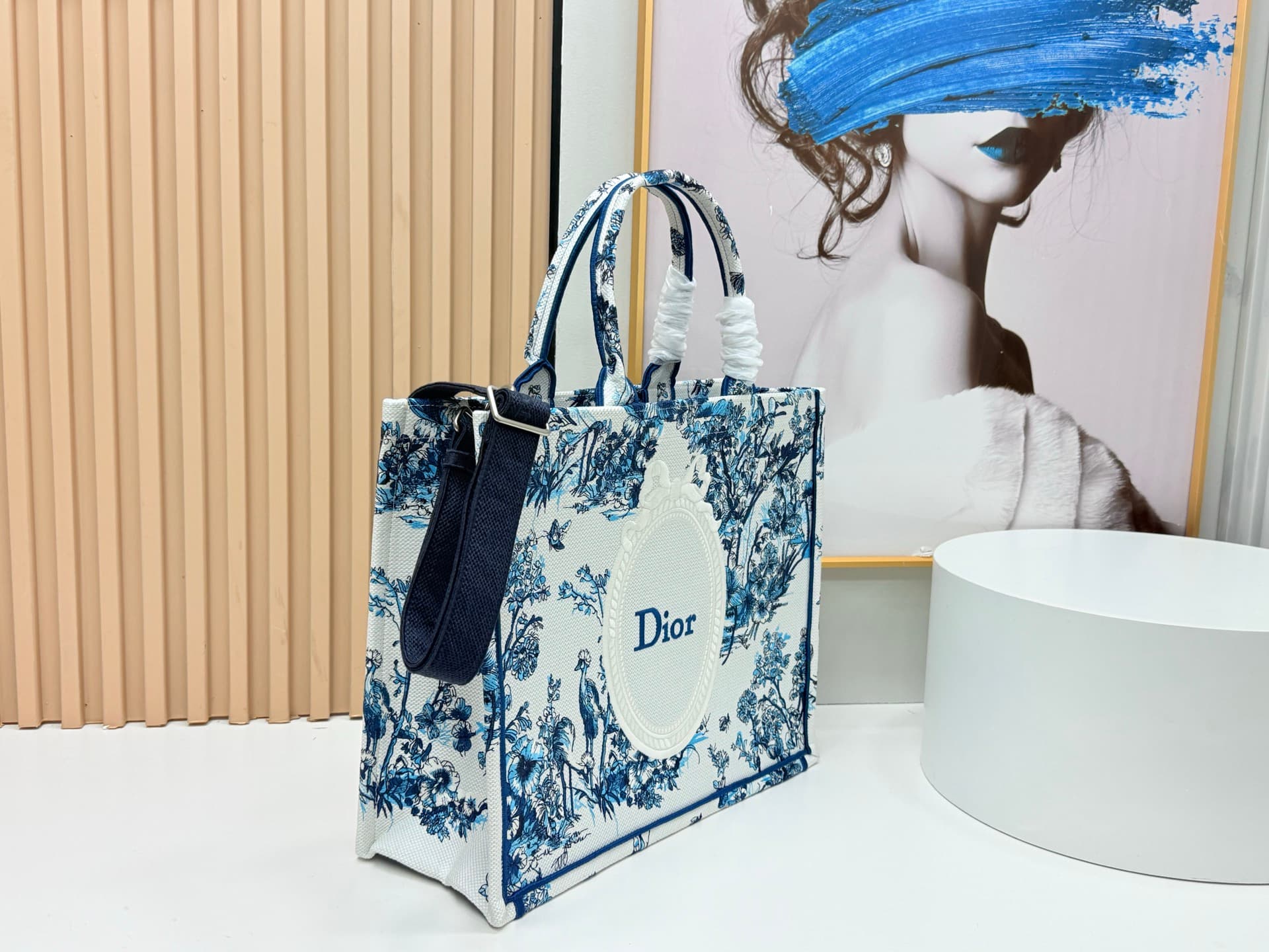 C2040 Details of Diore JWA’s new bags in the first season! The classic bags now have a modern twist. — image 2