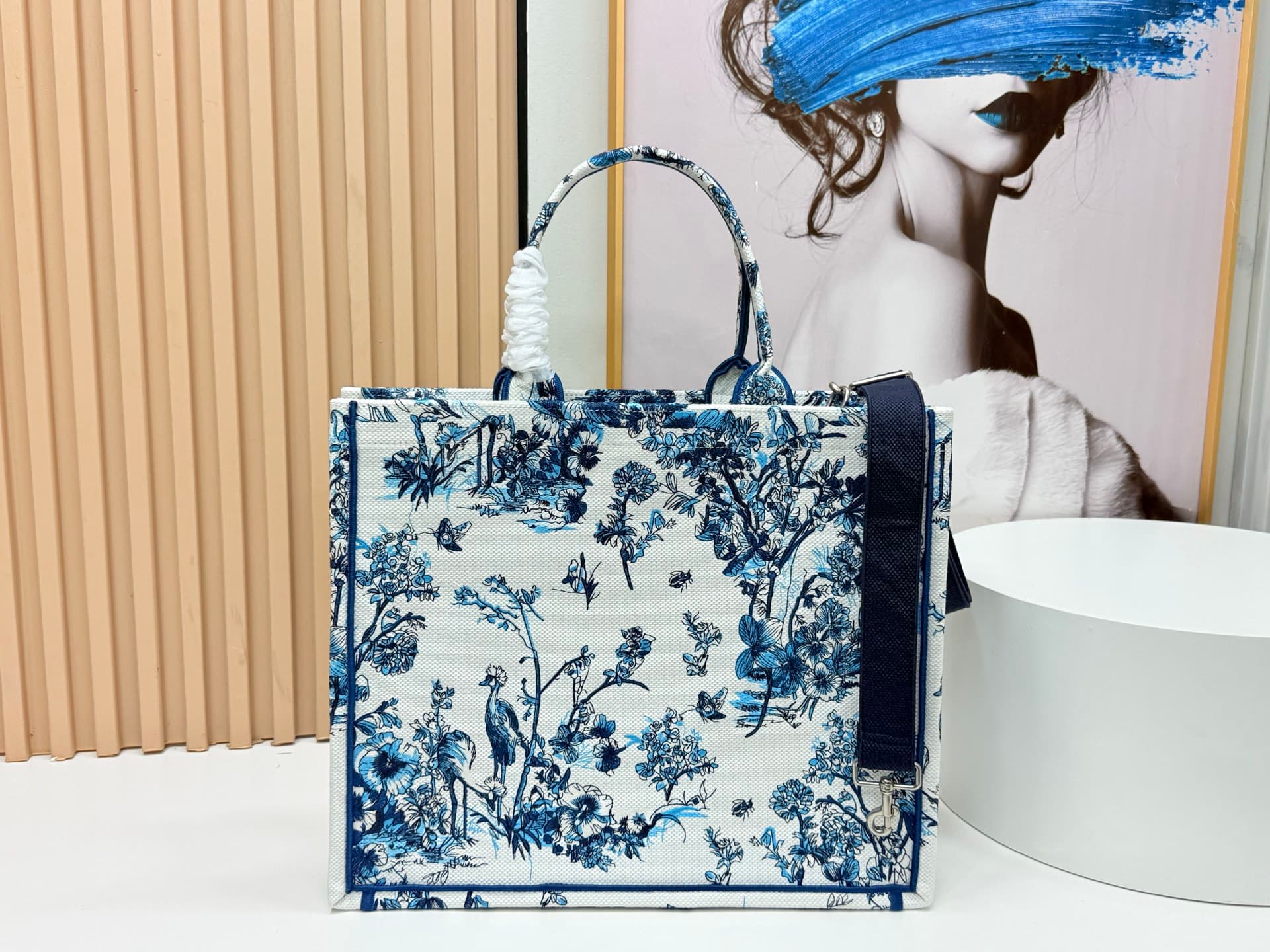 C2040 Details of Diore JWA’s new bags in the first season! The classic bags now have a modern twist. — image 4