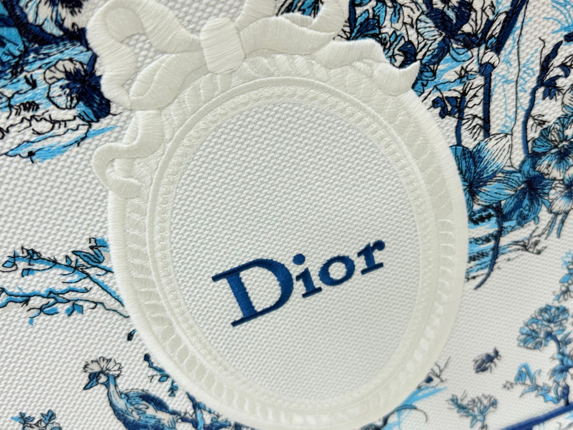 C2040 Details of Diore JWA’s new bags in the first season! The classic bags now have a modern twist. — image 6