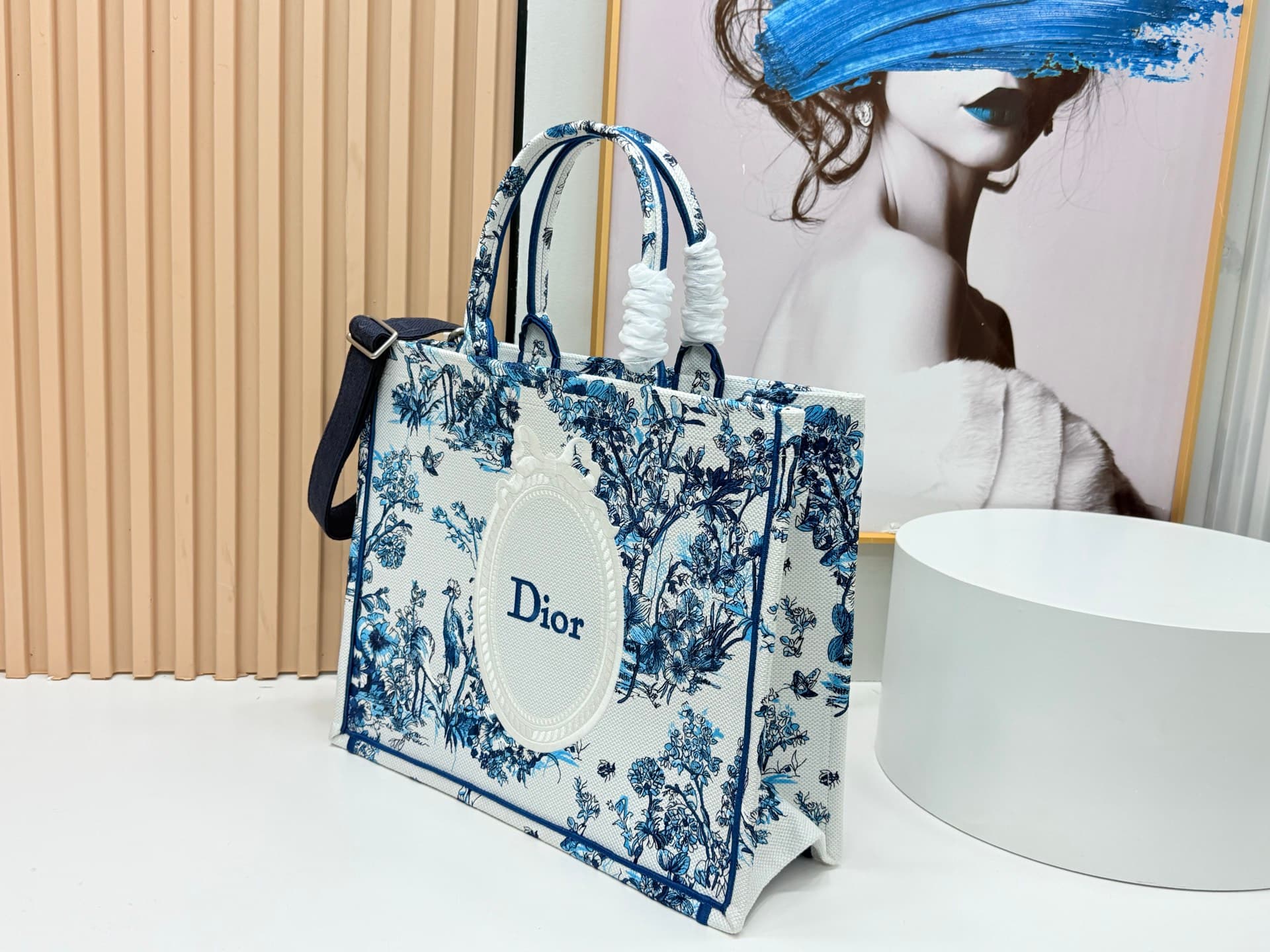 C2040 Details of Diore JWA’s new bags in the first season! The classic bags now have a modern twist. — image 3