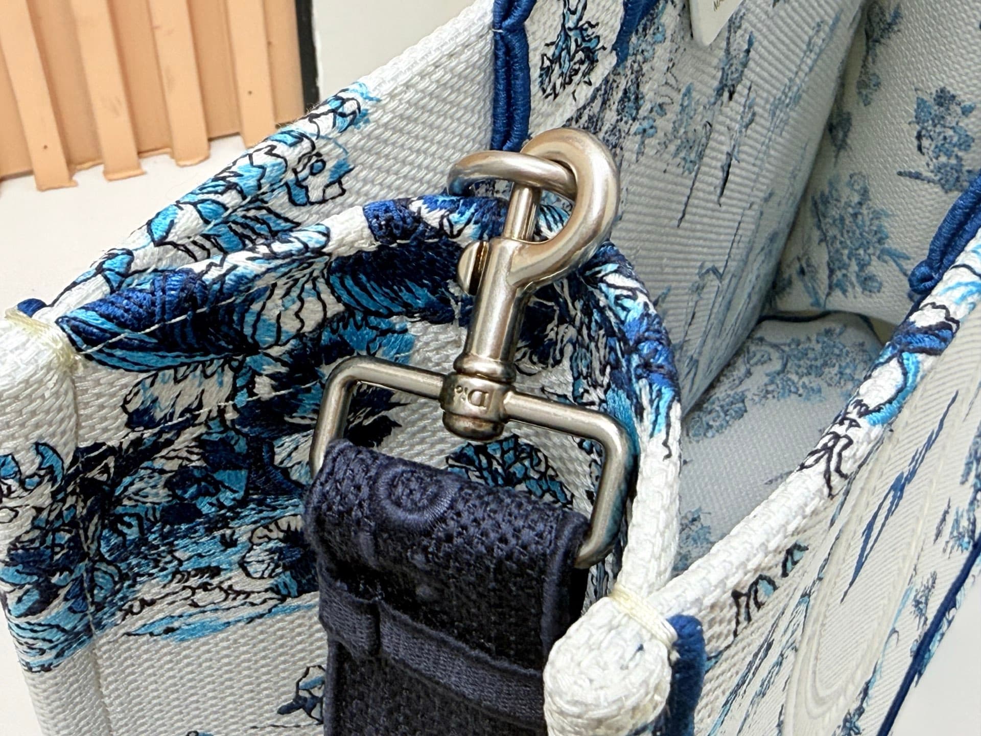 C2040 Details of Diore JWA’s new bags in the first season! The classic bags now have a modern twist. — image 7
