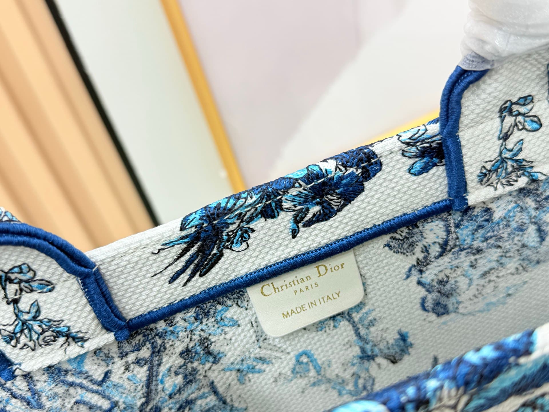 C2040 Details of Diore JWA’s new bags in the first season! The classic bags now have a modern twist. — image 5