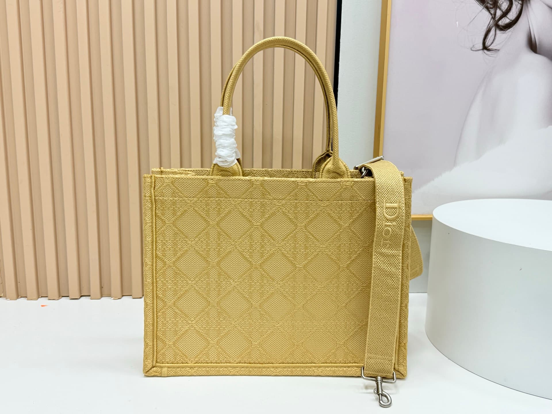 C2036 Details of Diore JWA’s new bags in the first season! The classic bags now have a modern touch. — image 4