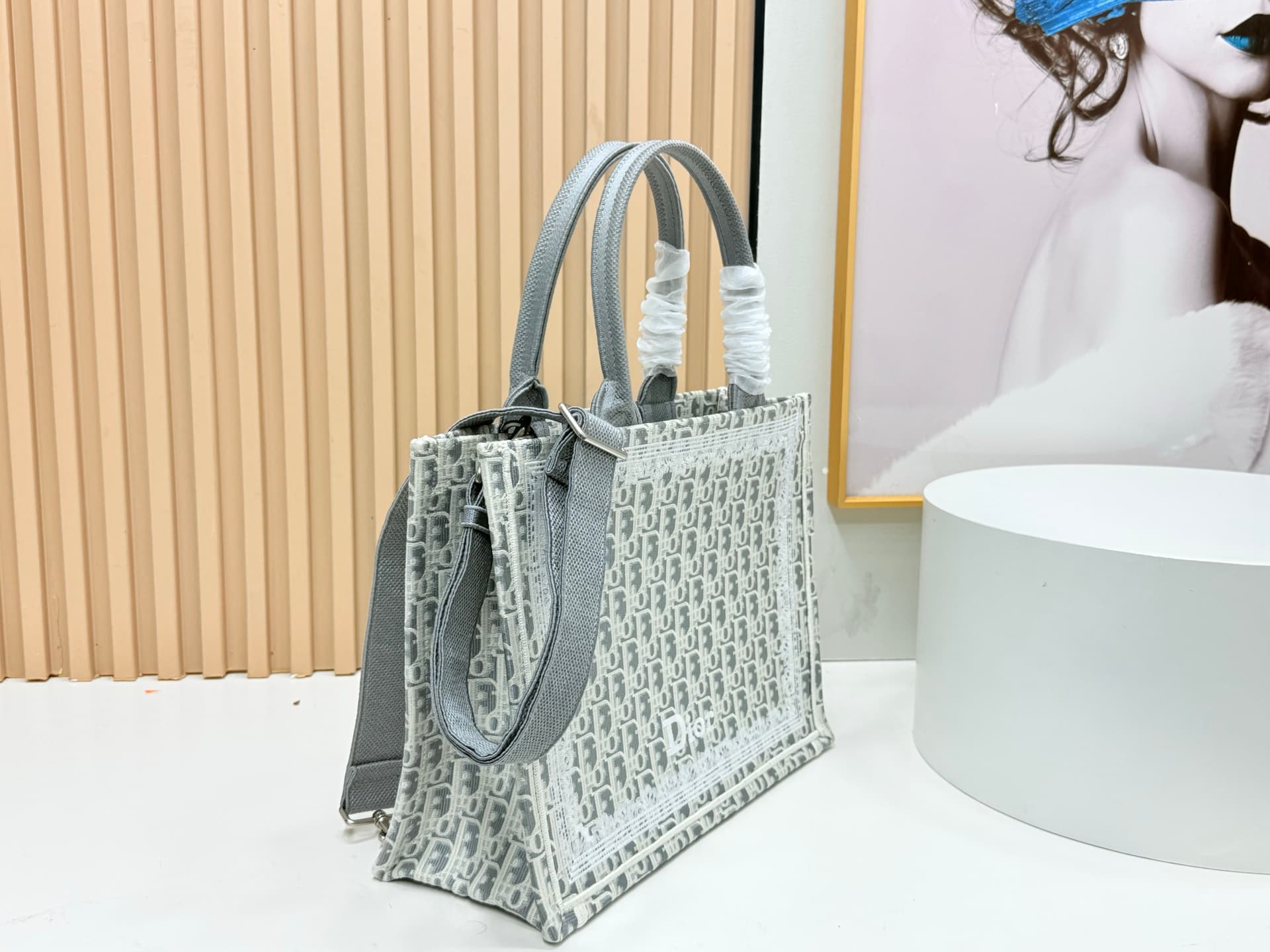 C2030 Details of Diore JWA’s new bags in the first season! The classic bags now have a modern twist. — image 2