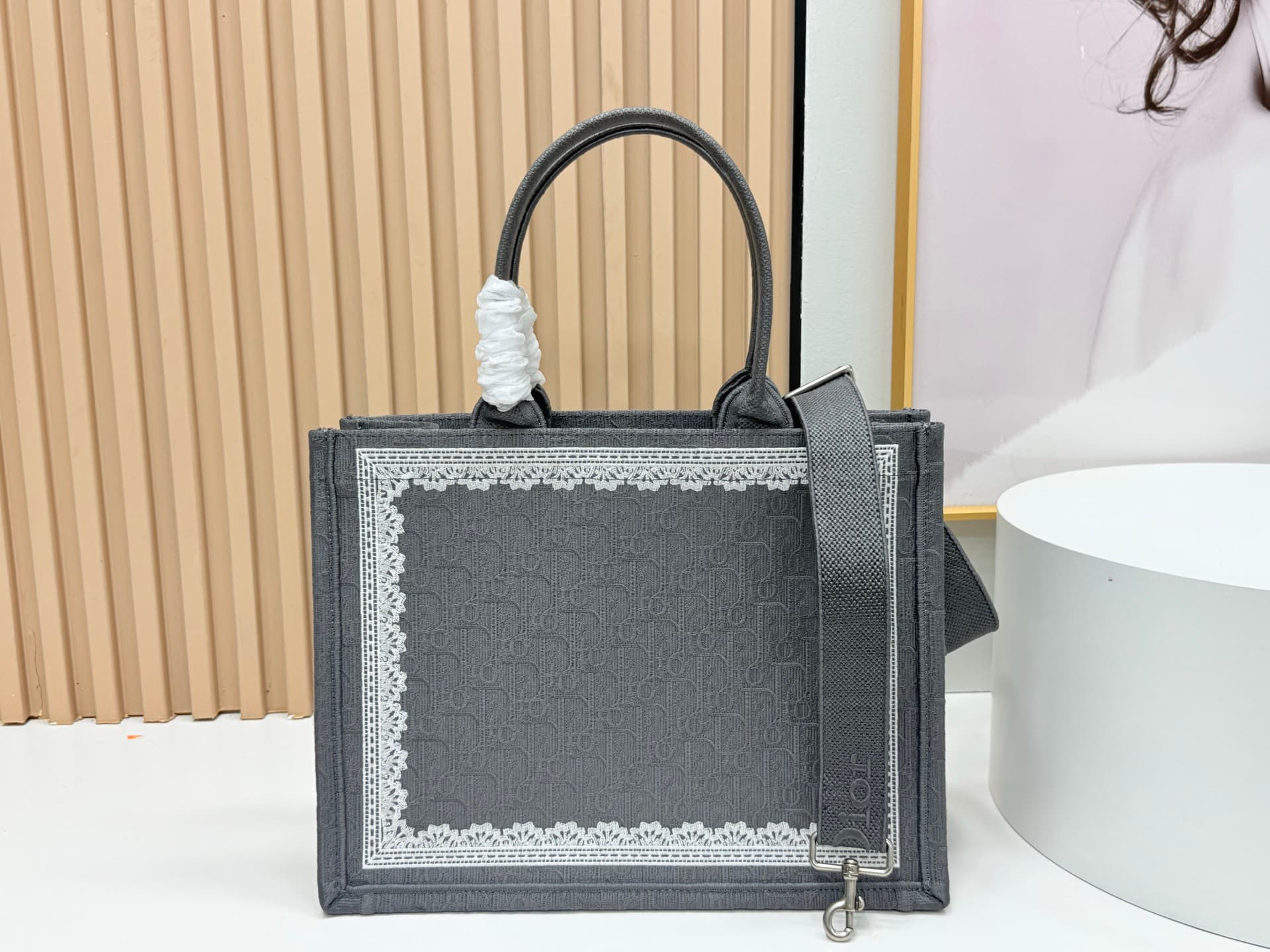 C2024 Details of Diore JWA’s new bags in the first season! The classic bags now have a modern twist. — image 4