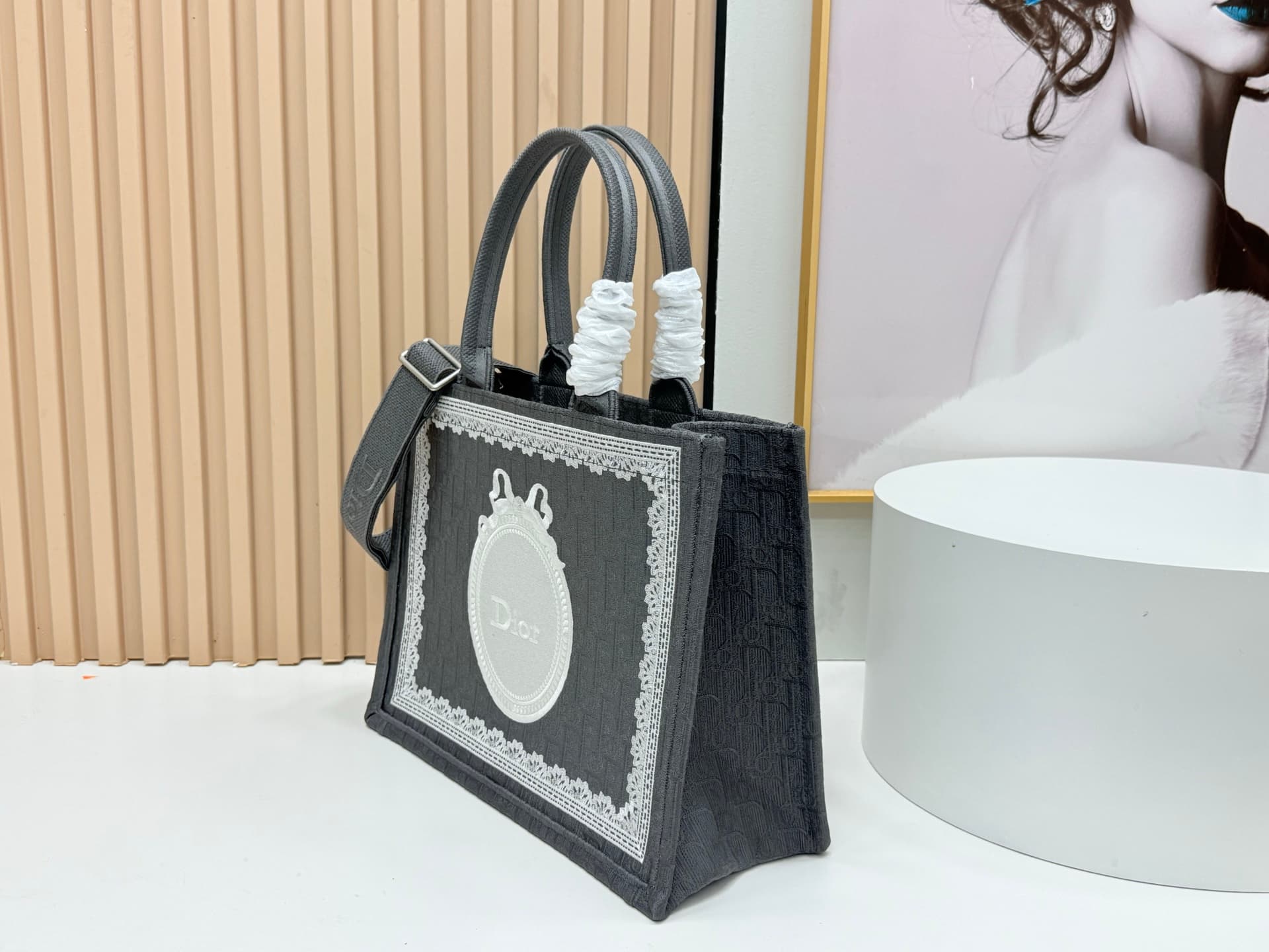 C2024 Details of Diore JWA’s new bags in the first season! The classic bags now have a modern twist. — image 3
