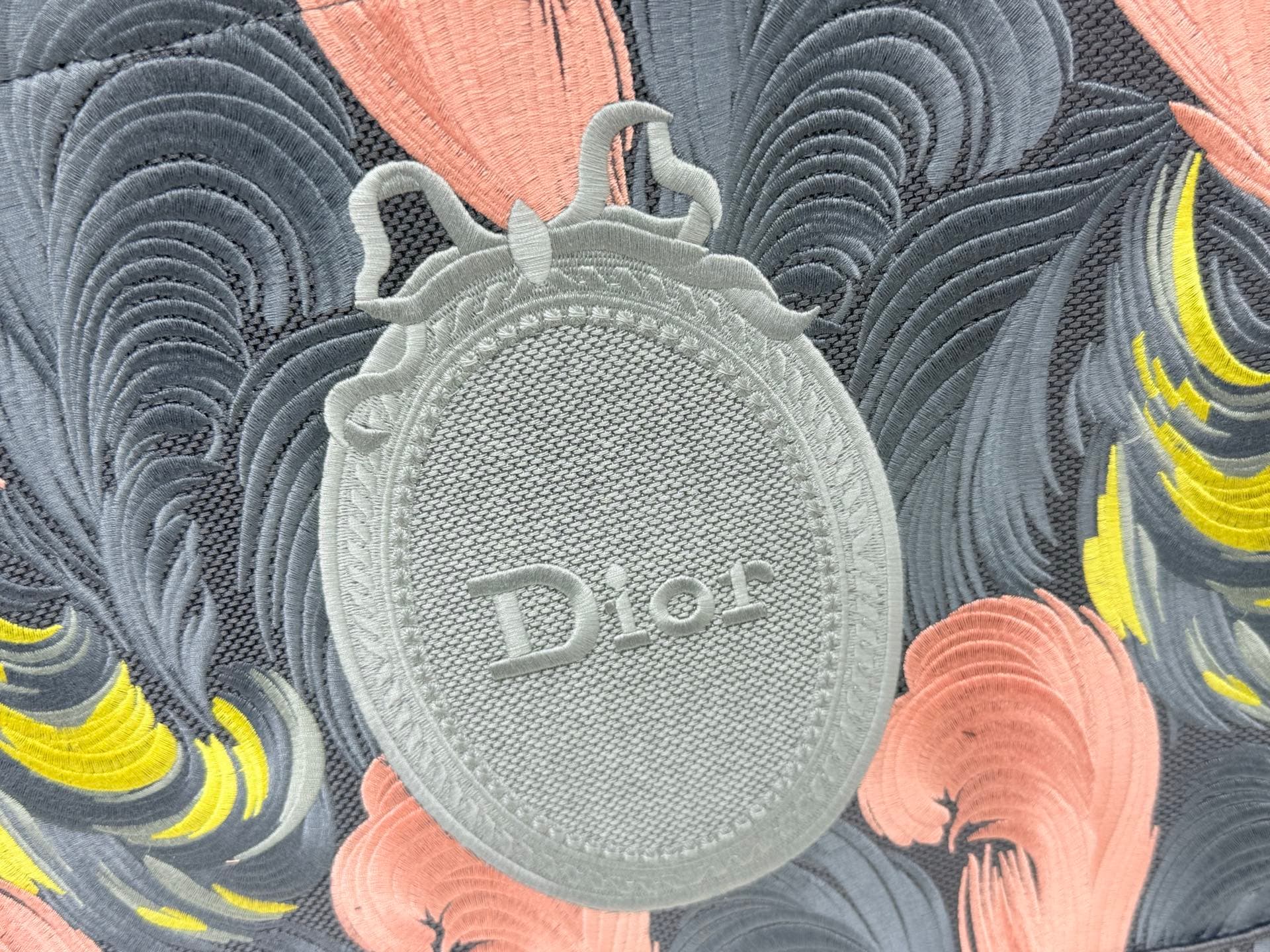 C1757 Details of Diô JWA’s new bags in the first season! The classic bags now have a modern feel. — image 5