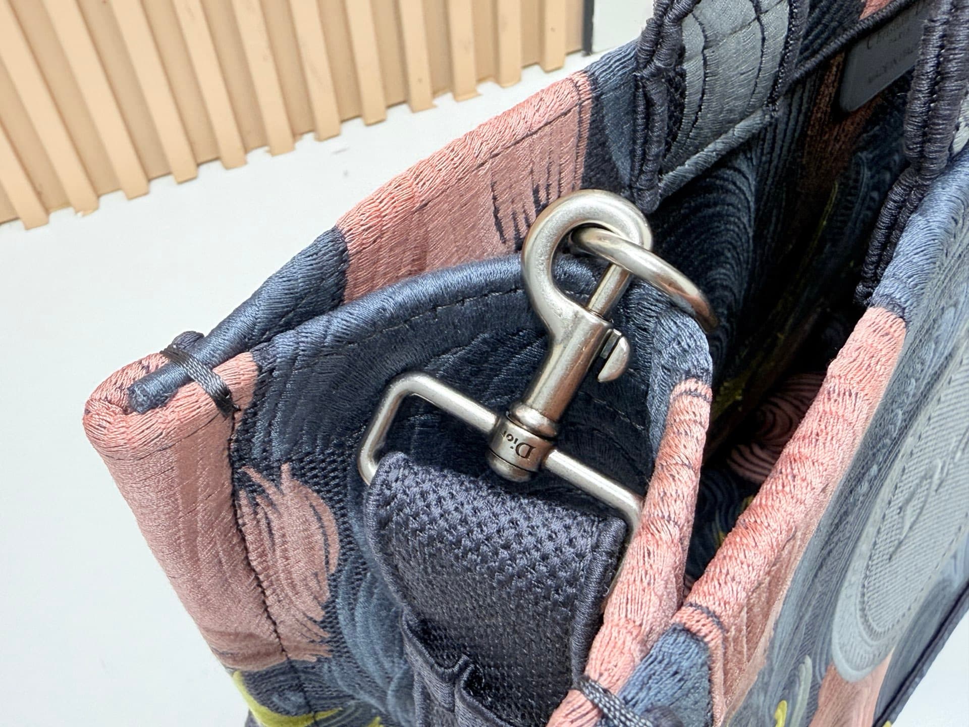 C1757 Details of Diô JWA’s new bags in the first season! The classic bags now have a modern feel. — image 6