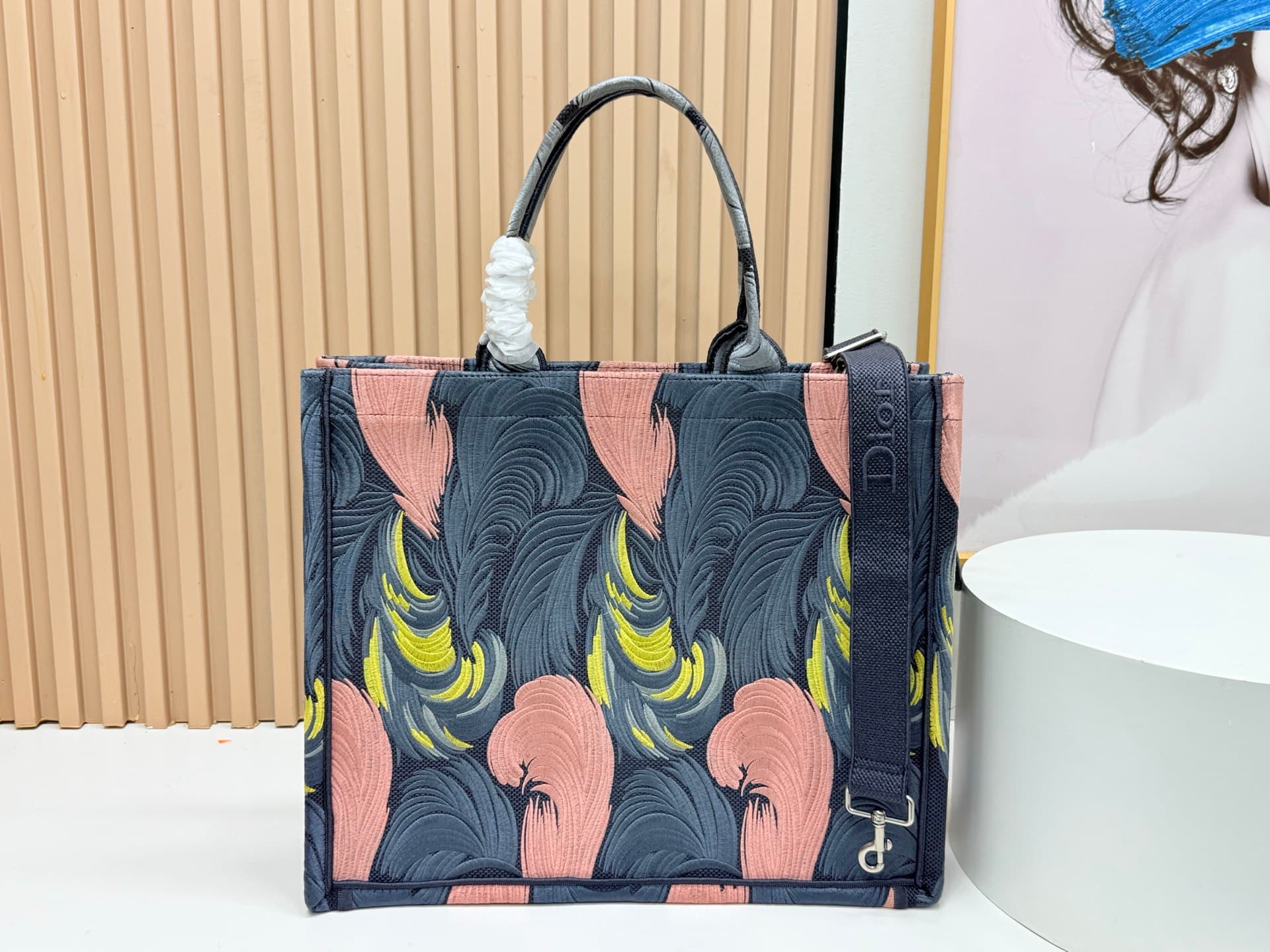 C1757 Details of Diô JWA’s new bags in the first season! The classic bags now have a modern feel. — image 4